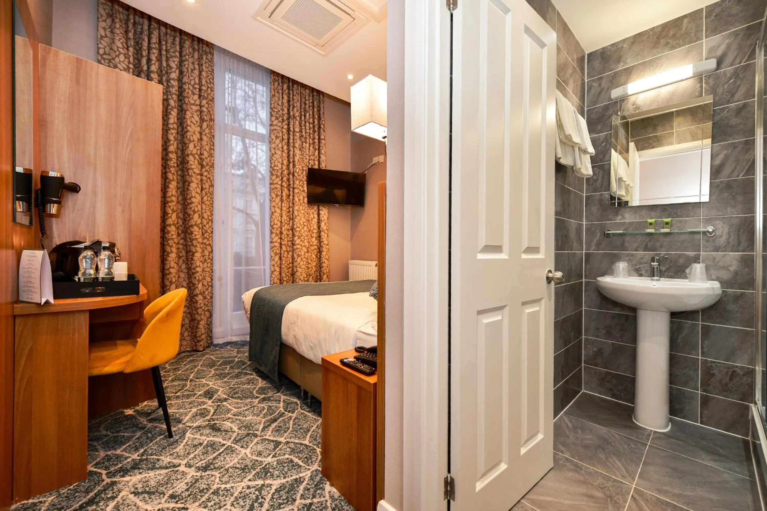 Bedroom, Bed in Park Avenue Bayswater Inn Hyde Park