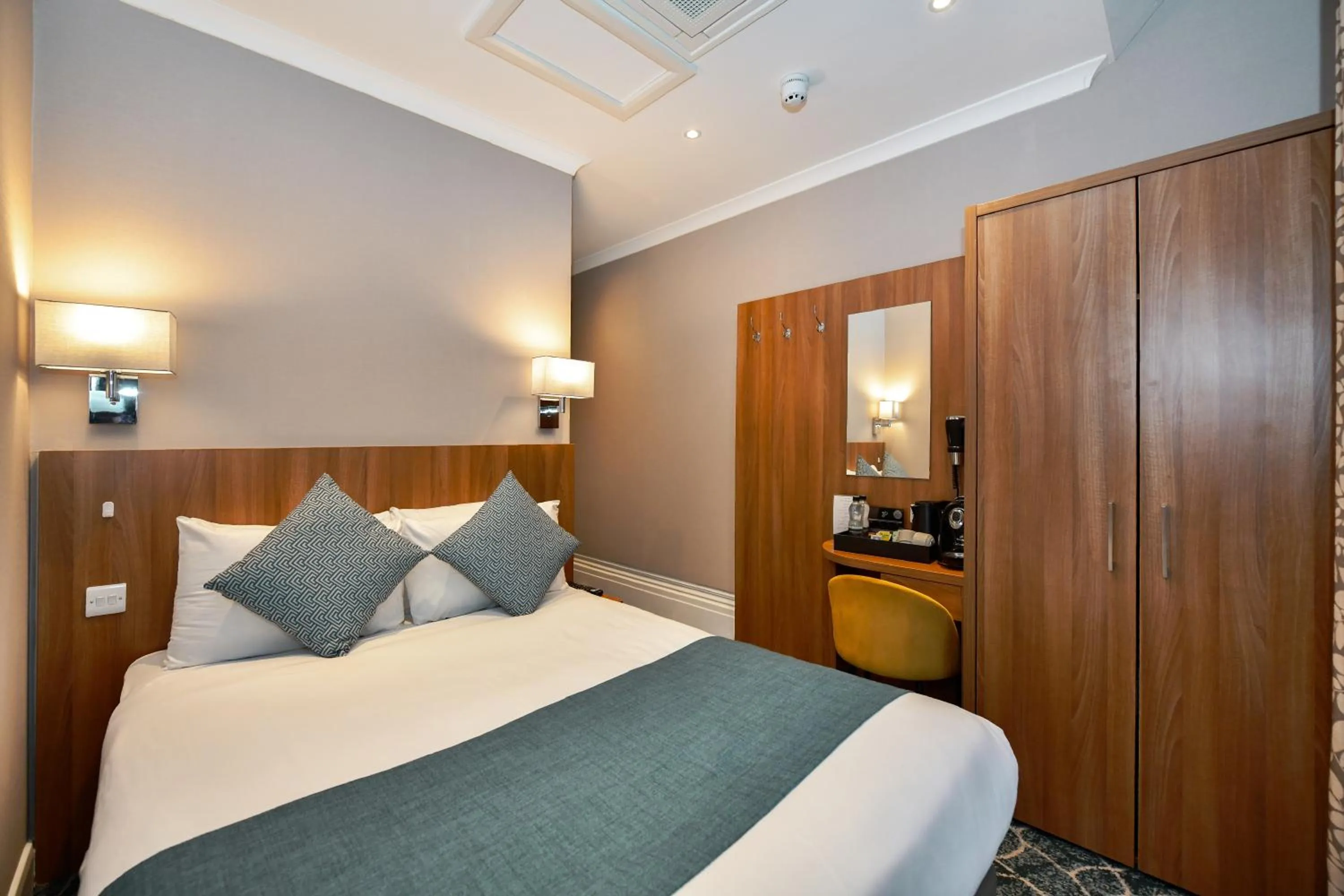 Bedroom, Bed in Park Avenue Bayswater Inn Hyde Park