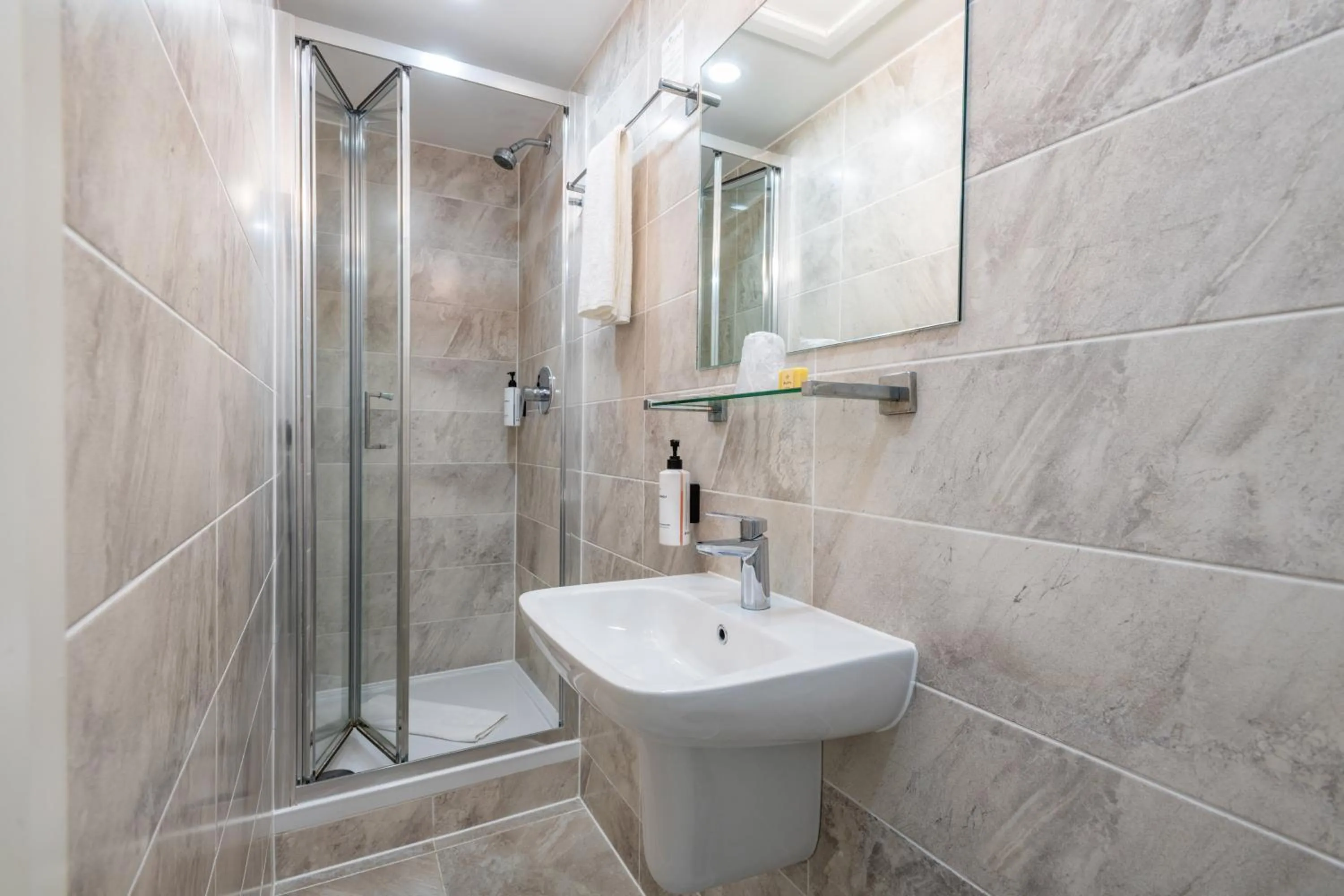 Bathroom in Park Avenue Bayswater Inn Hyde Park