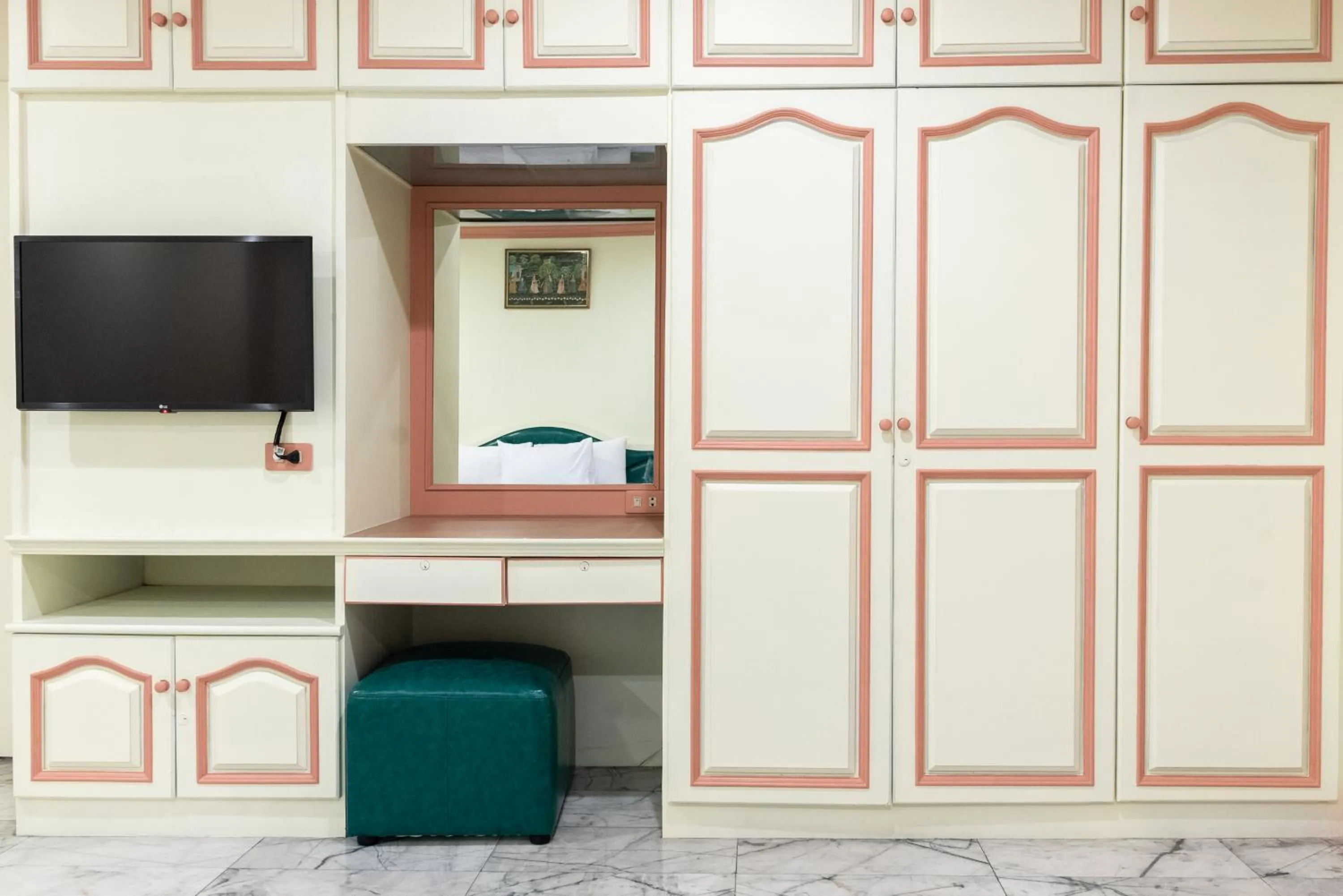 hair dresser in 75 Paradise Lane Managed by Loft Group