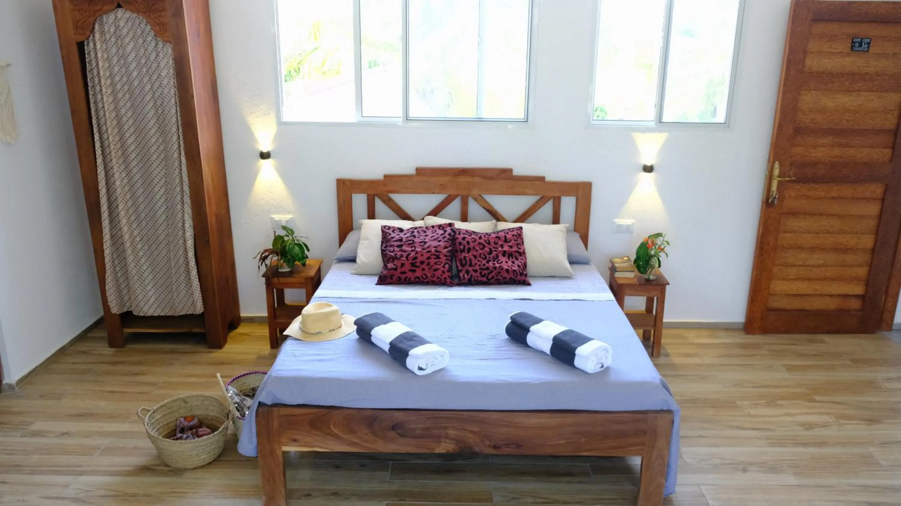 Photo of the whole room, Bed in Kobe House