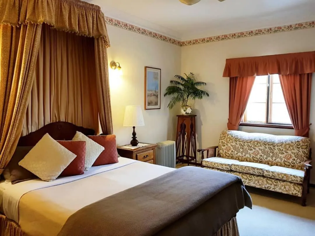 Photo of the whole room, Bed in Holberry House