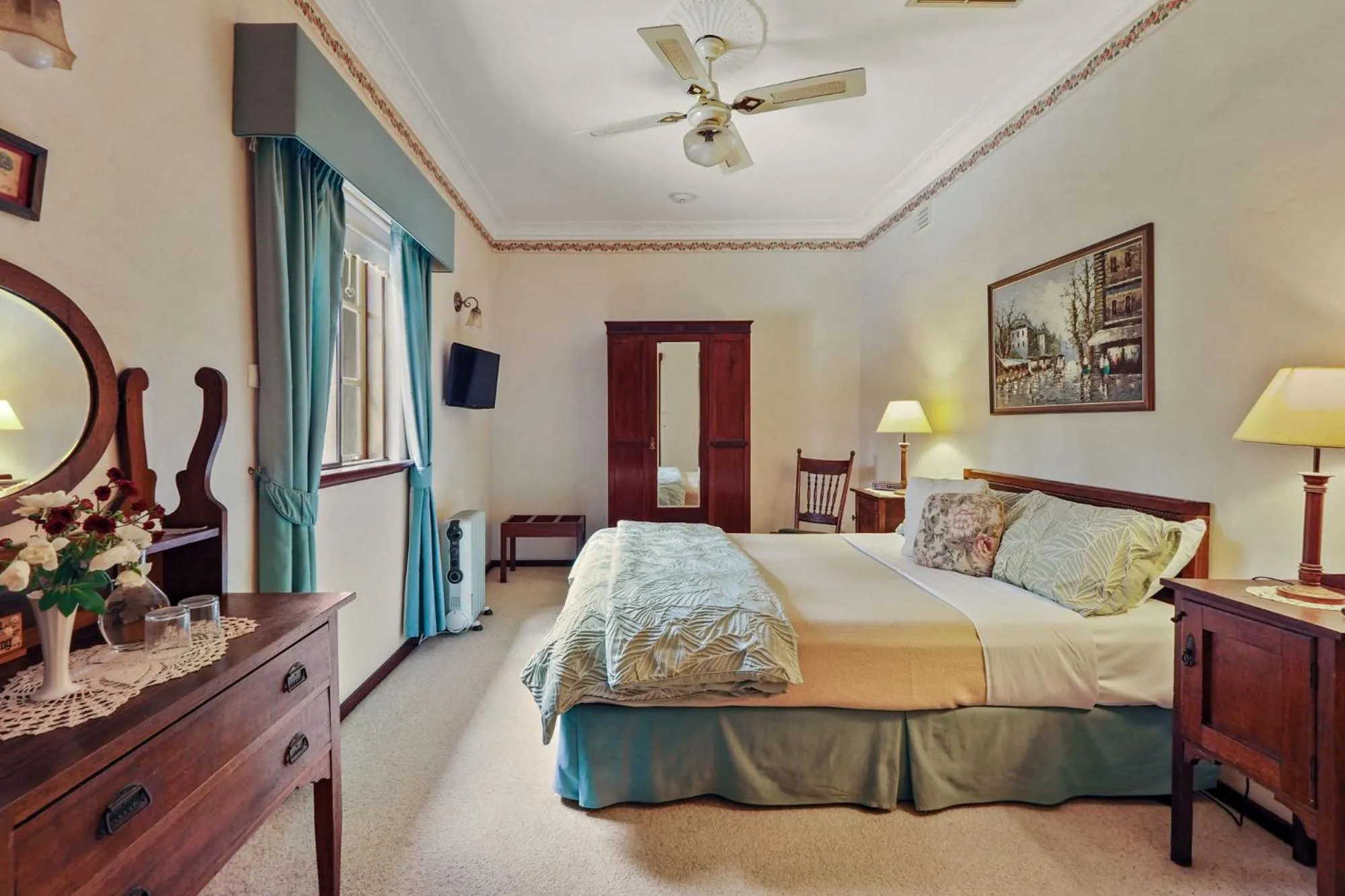 Photo of the whole room, Bed in Holberry House