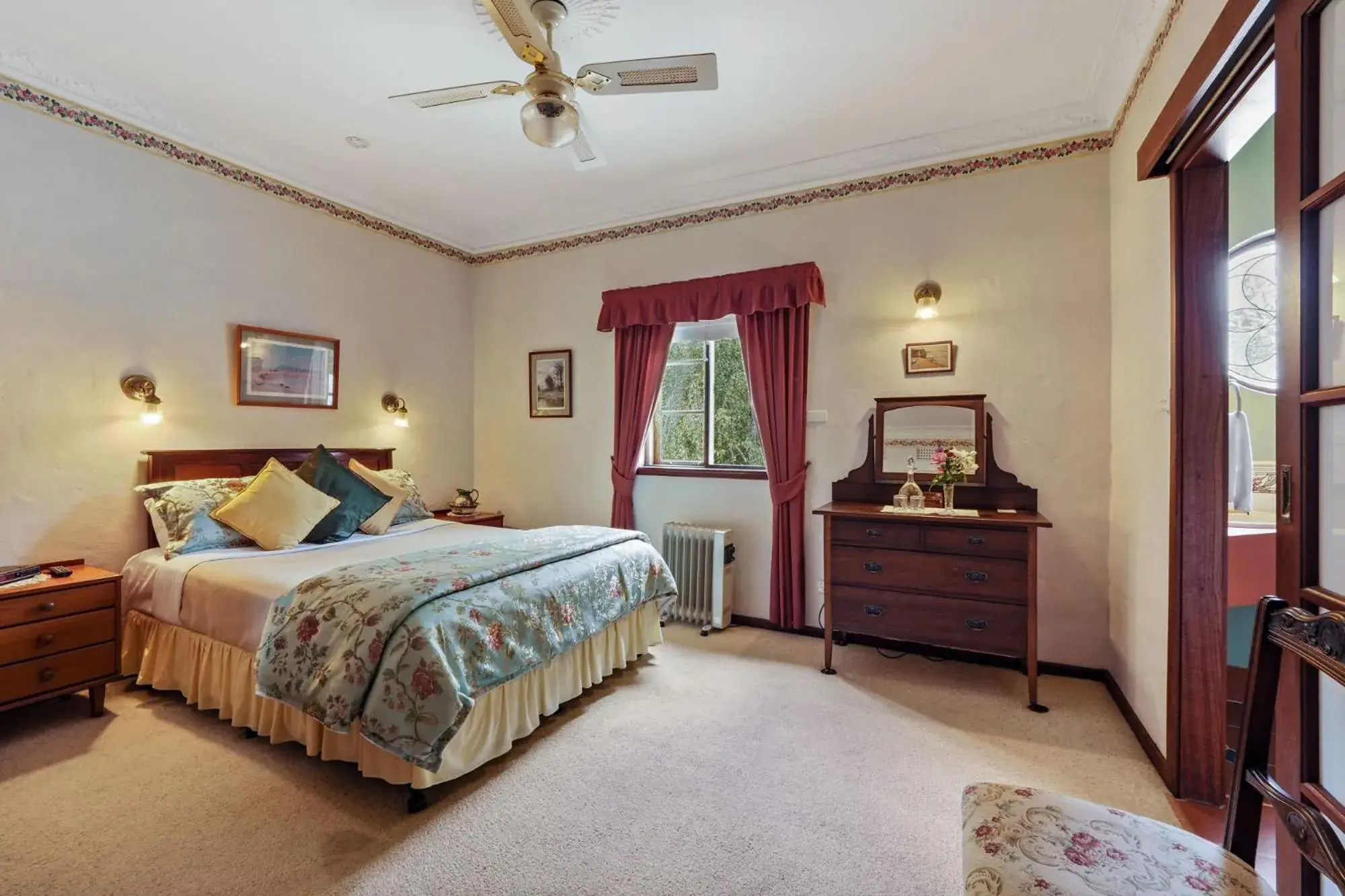 Queen Room in Holberry House Queen Room in Holberry House