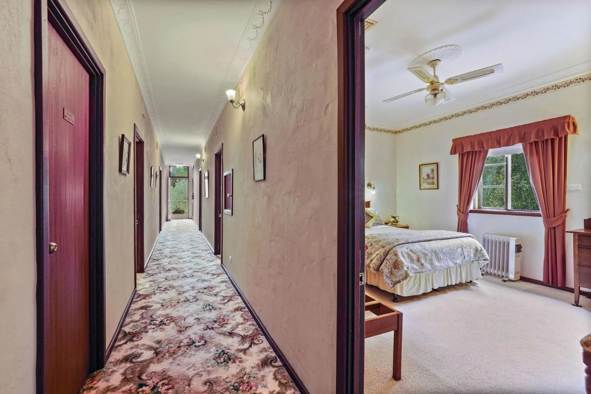 Photo of the whole room, Bed in Holberry House