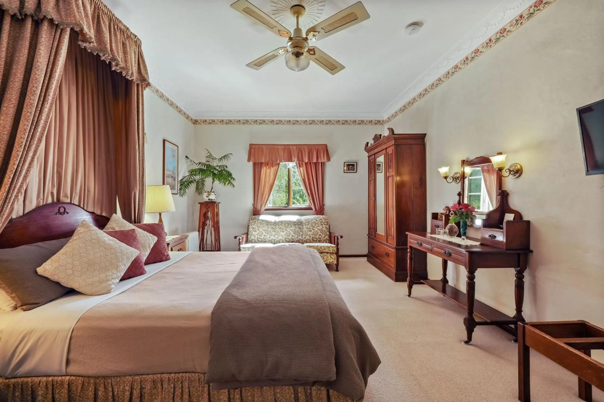 Photo of the whole room, Bed in Holberry House