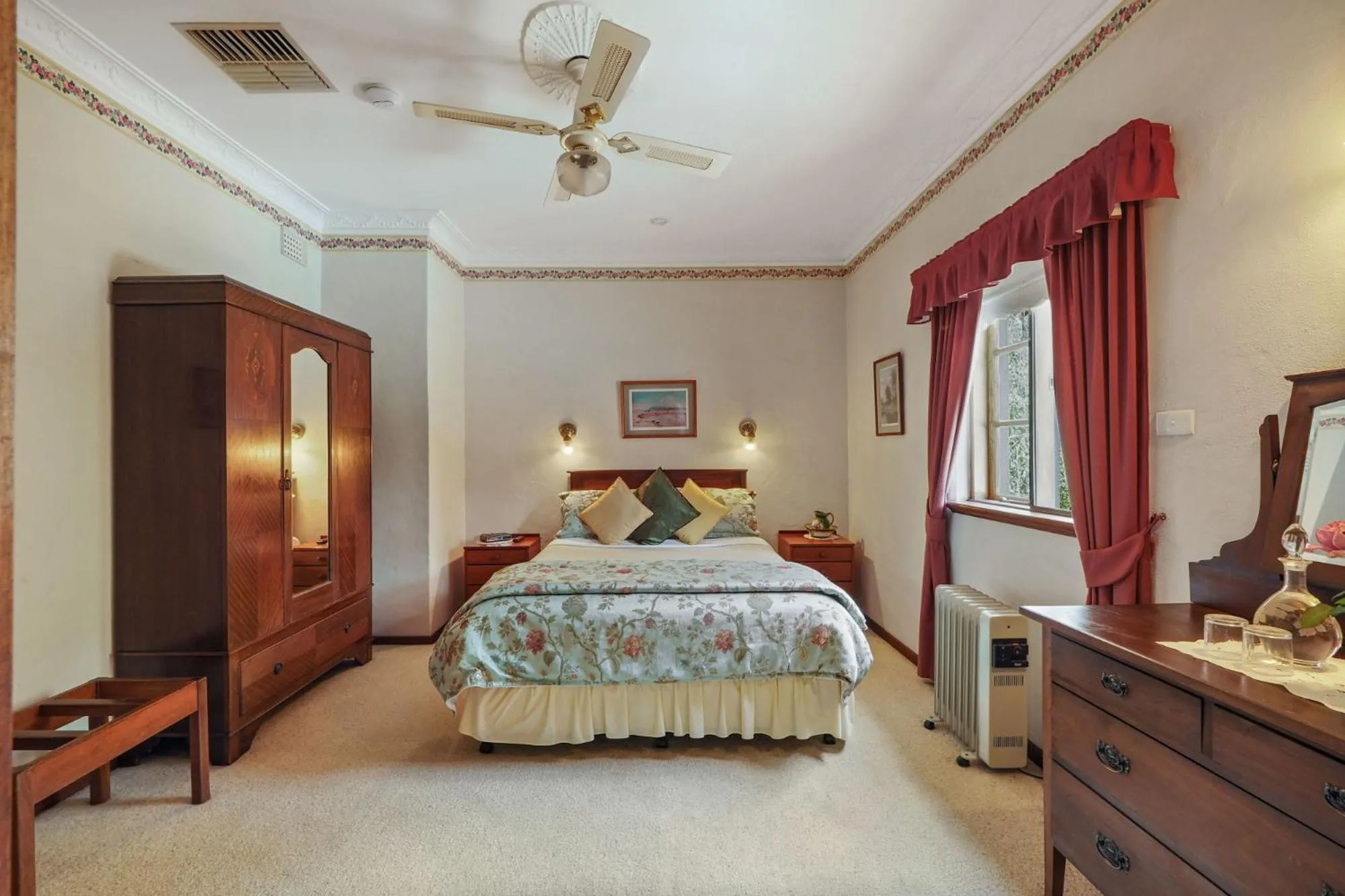 Photo of the whole room, Bed in Holberry House