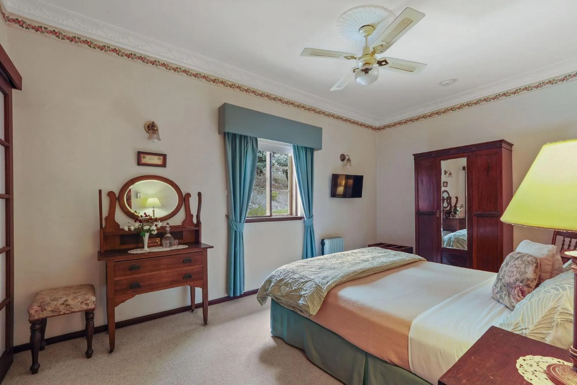 Photo of the whole room, Bed in Holberry House