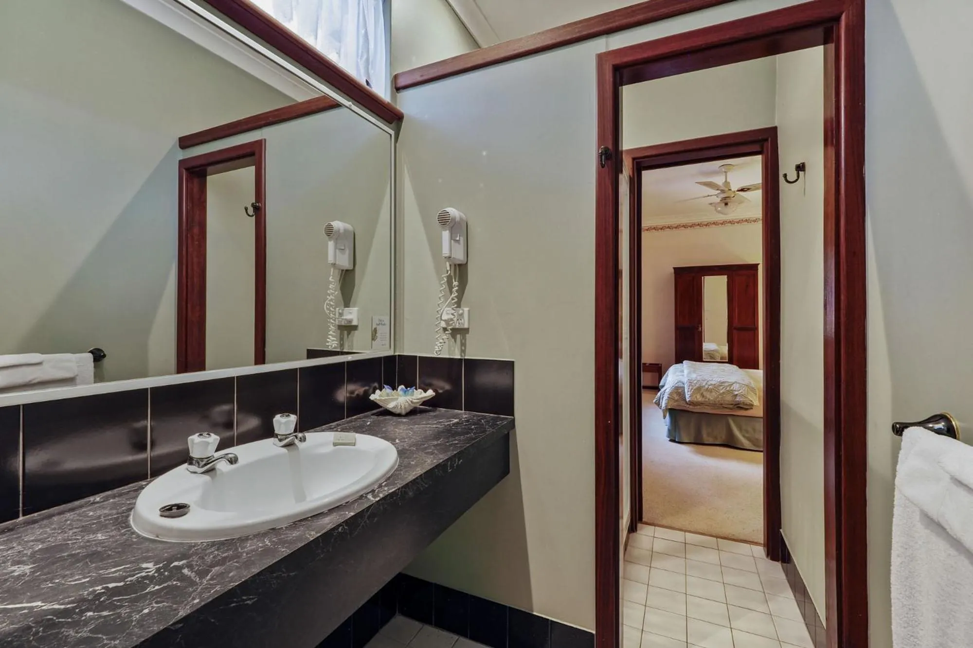 Bathroom, Bed in Holberry House