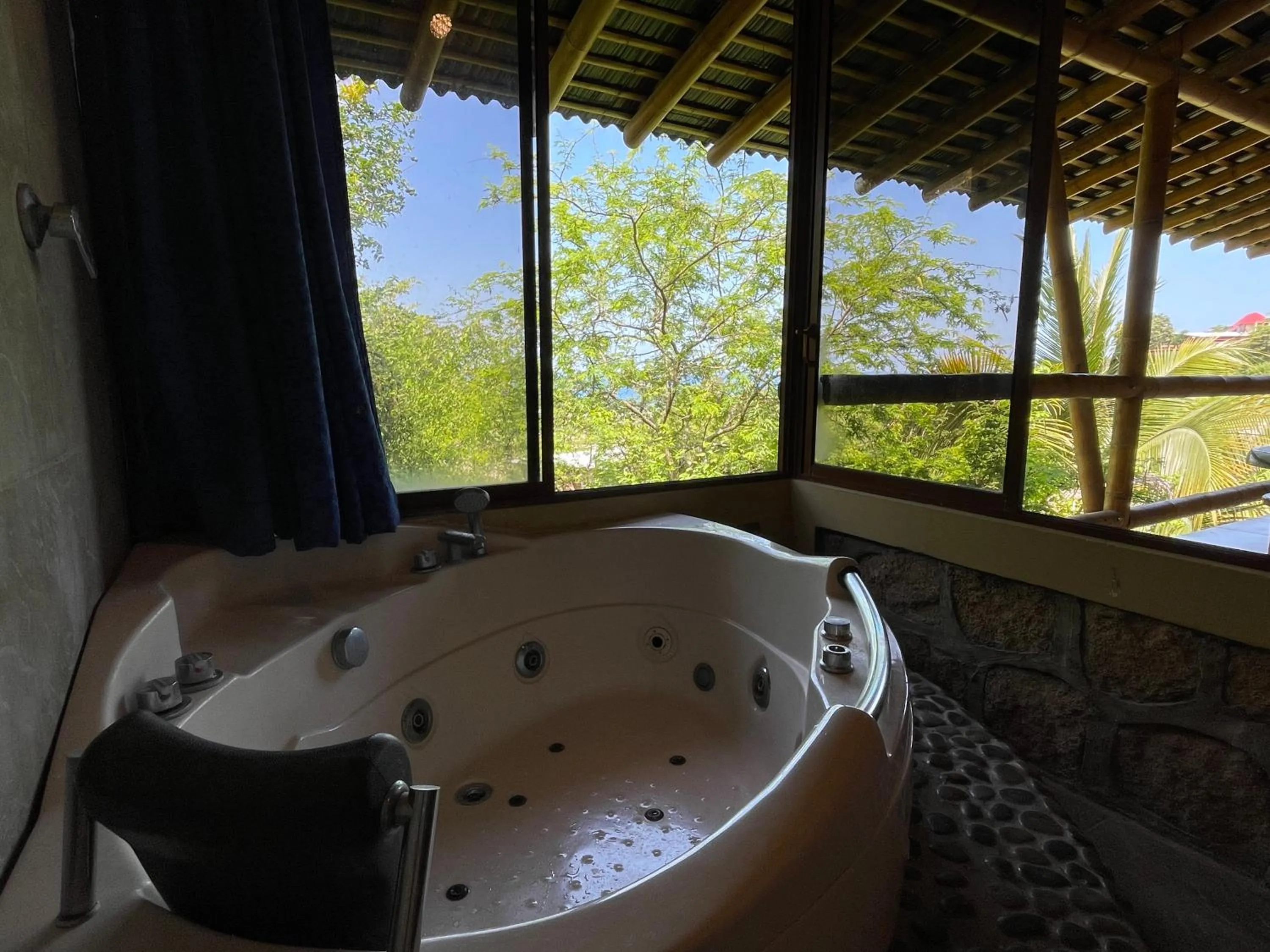 Hot Tub in Punta Hills Montanita