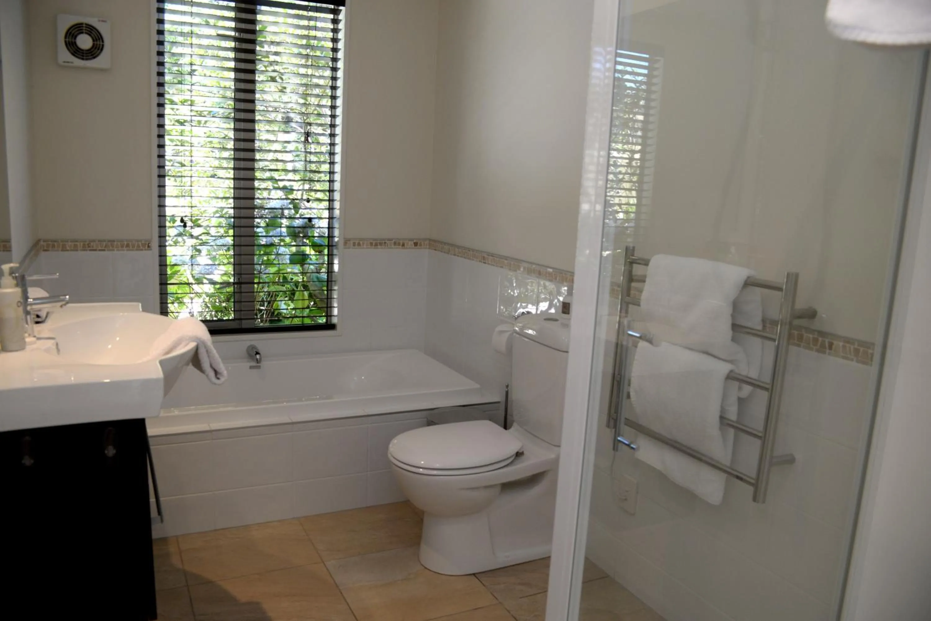 Bathroom in L'abri Bed and Breakfast