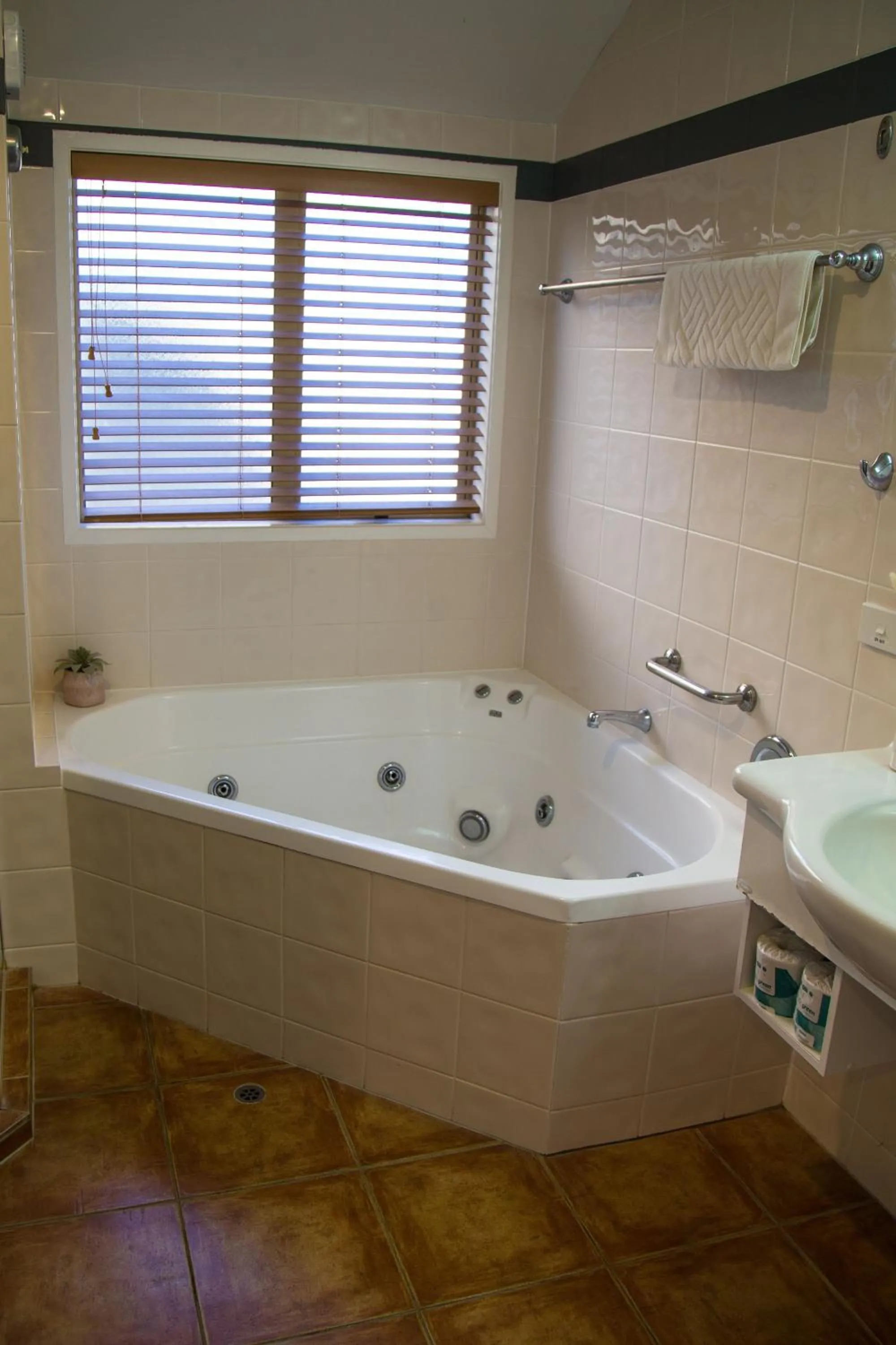 Hot Spring Bath in Hahei Beach Resort