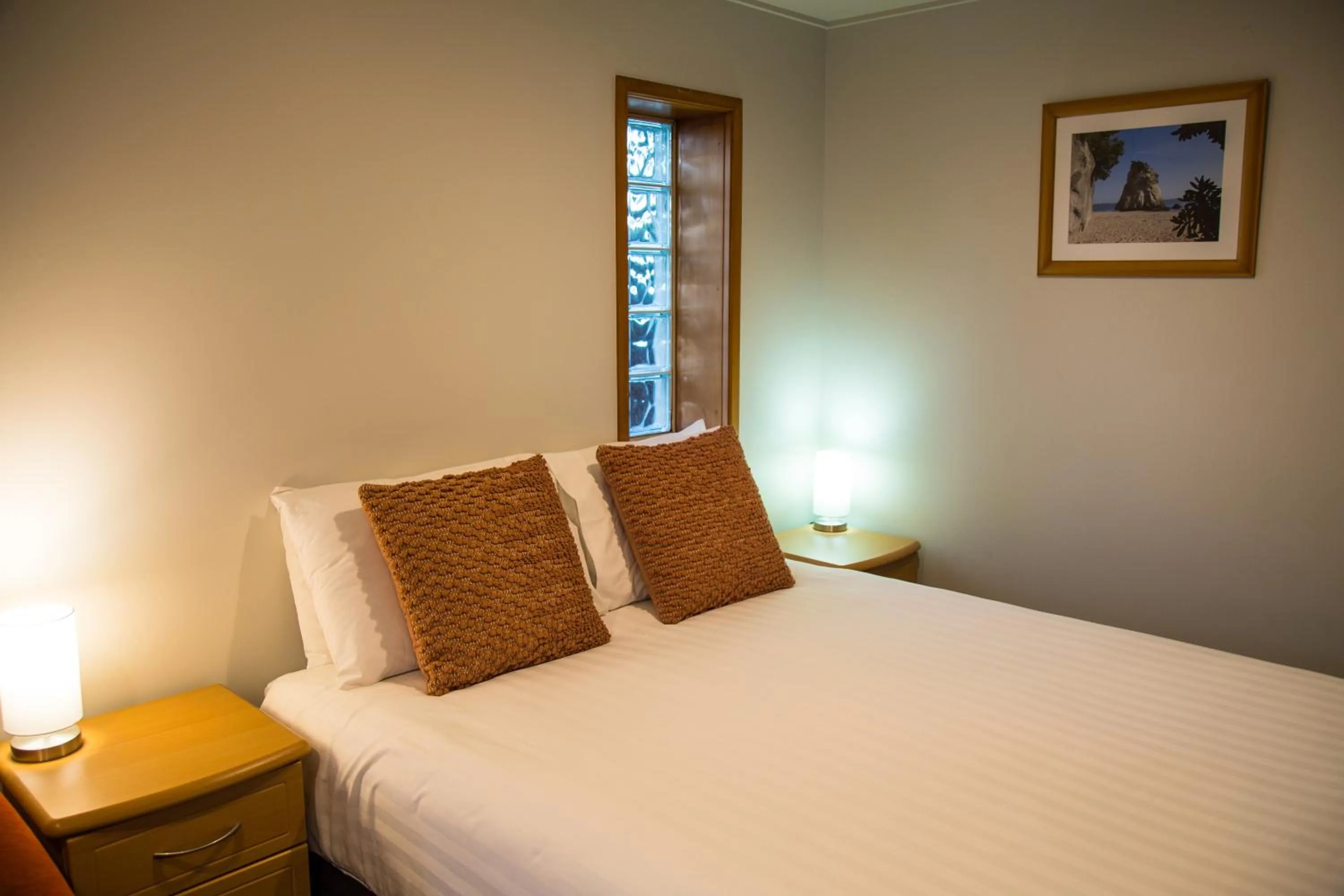 Bathroom, Bed in Hahei Beach Resort