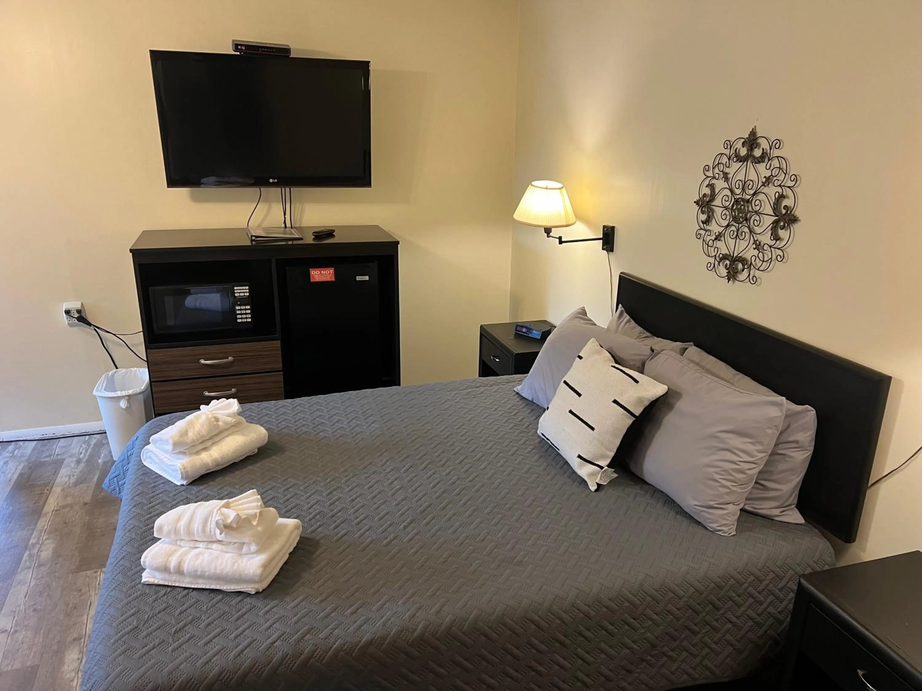 Bed in Colton Point Motel