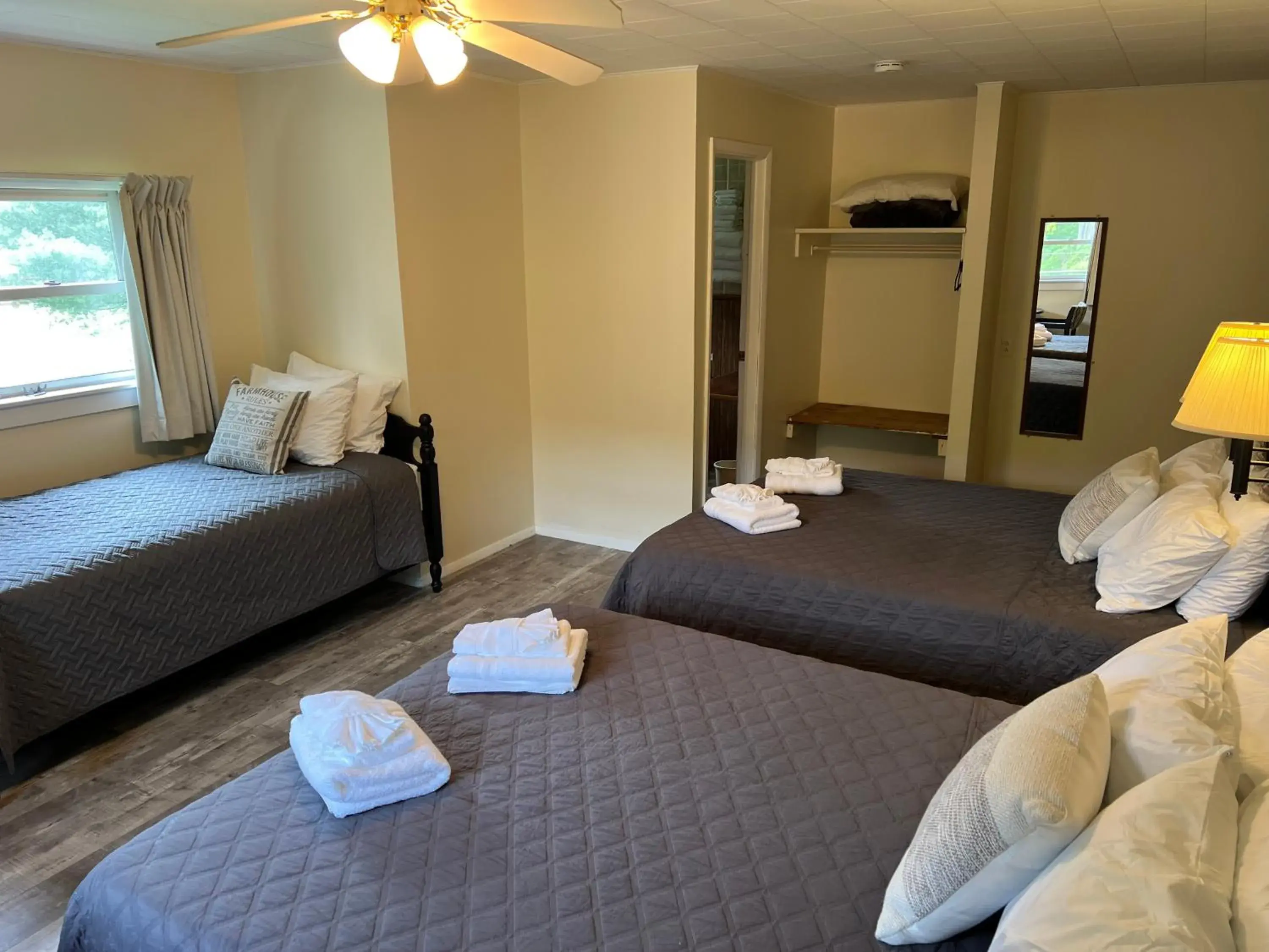 Deluxe Family Room in Colton Point Motel Deluxe Family Room in Colton Point Motel