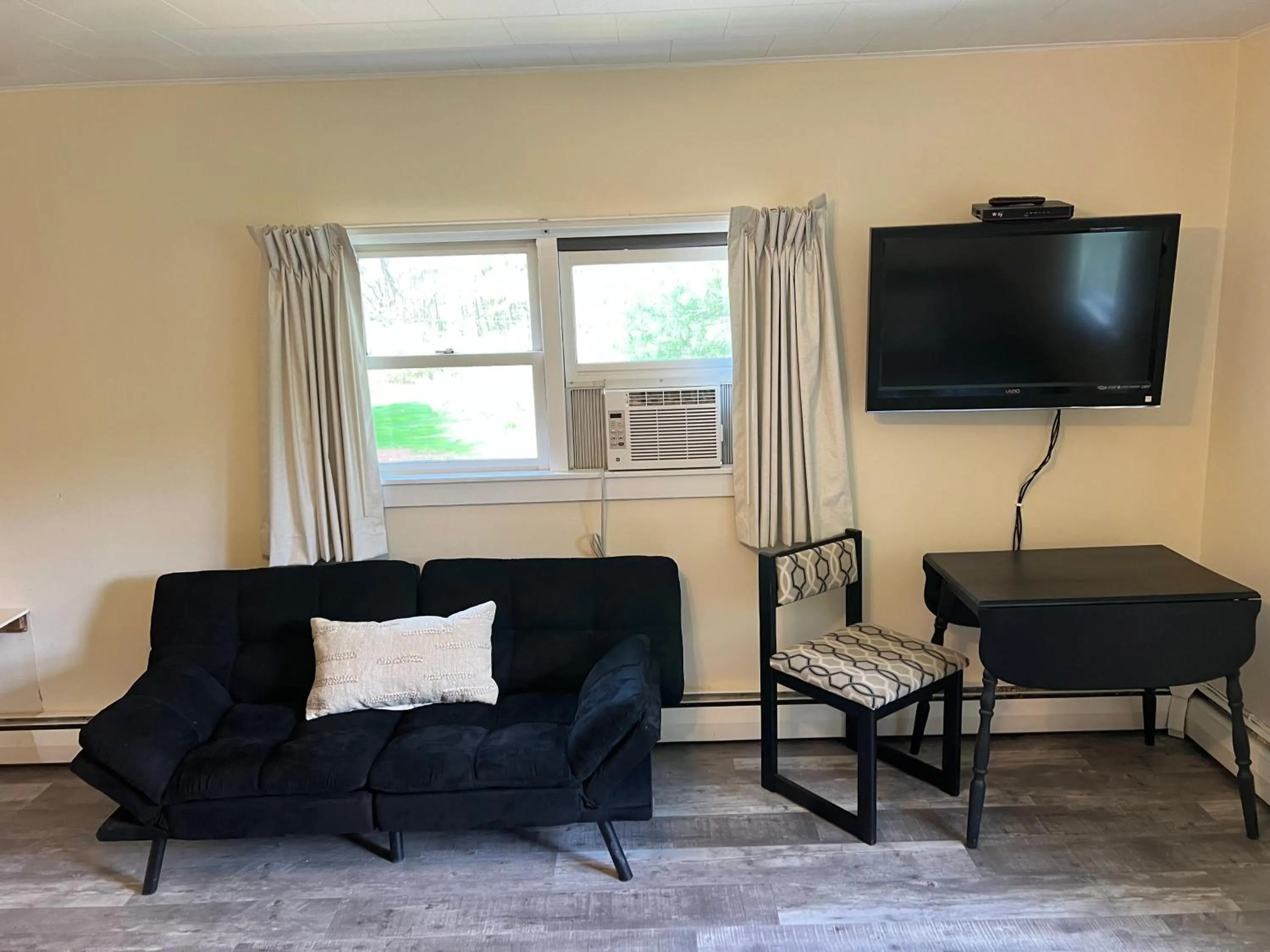 TV and multimedia in Colton Point Motel