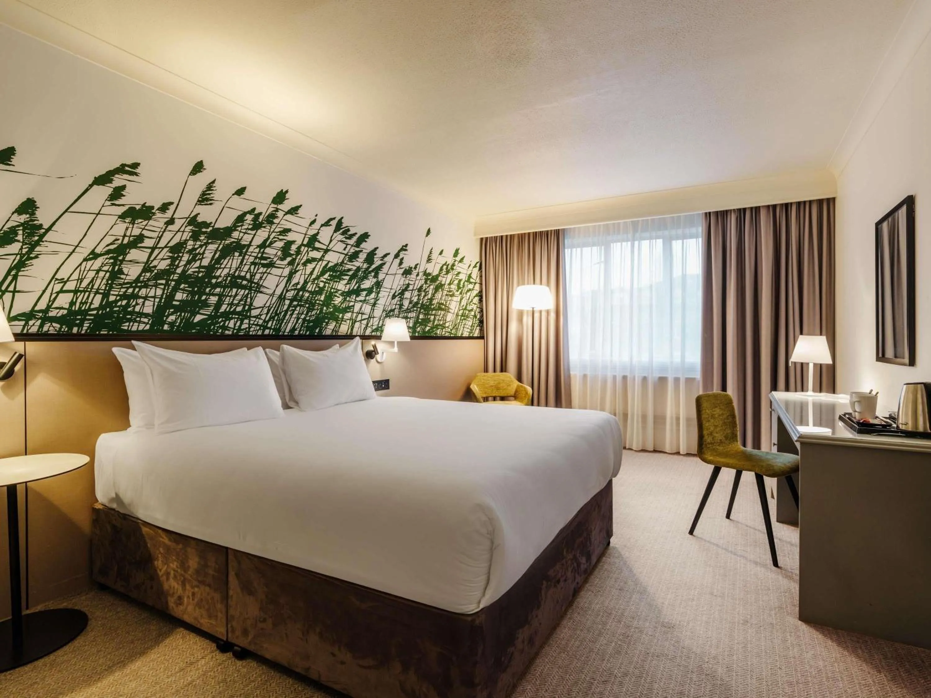 Bedroom, Bed in Mercure Daventry Court Hotel