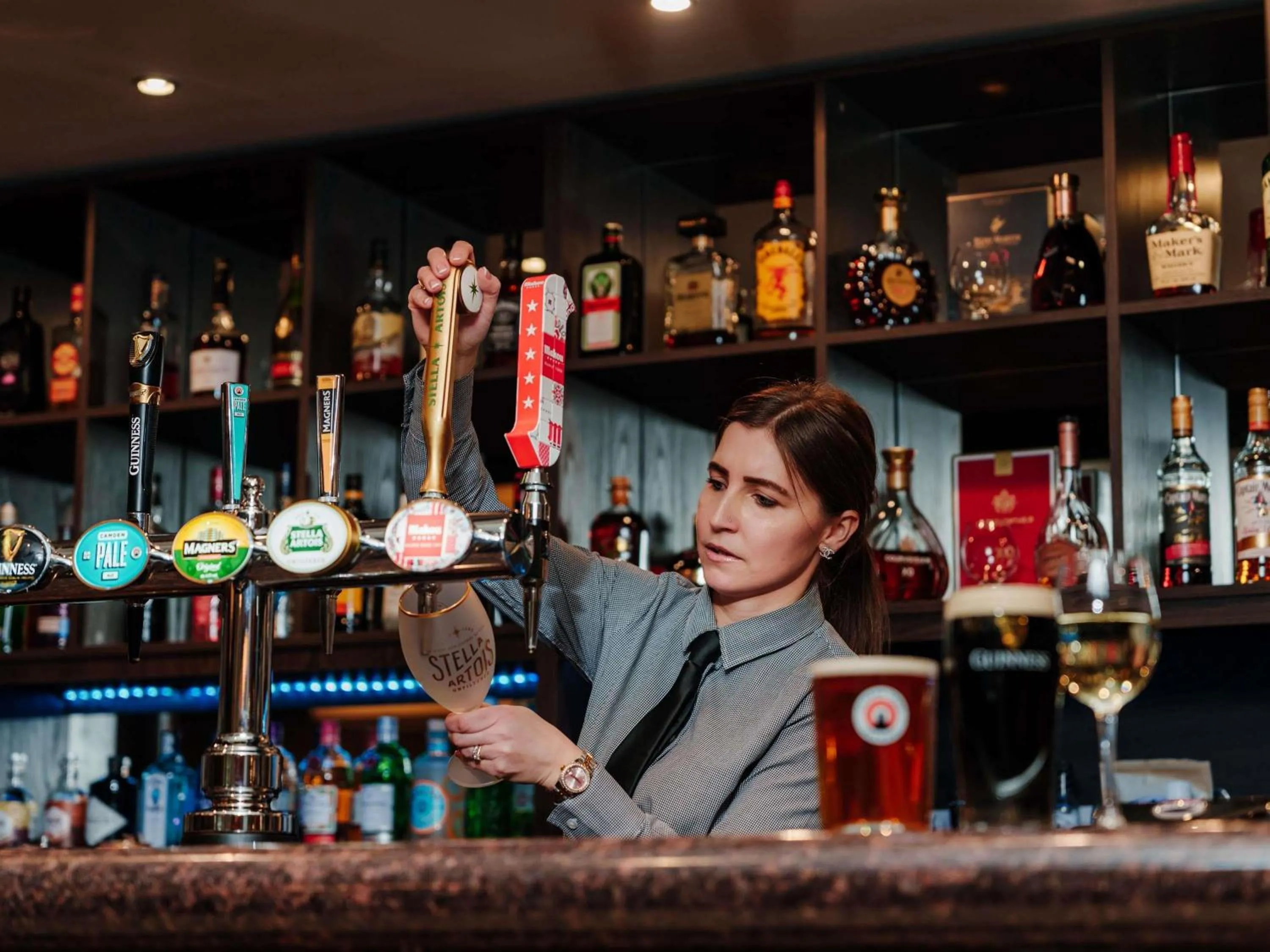 Lounge or bar in Mercure Daventry Court Hotel