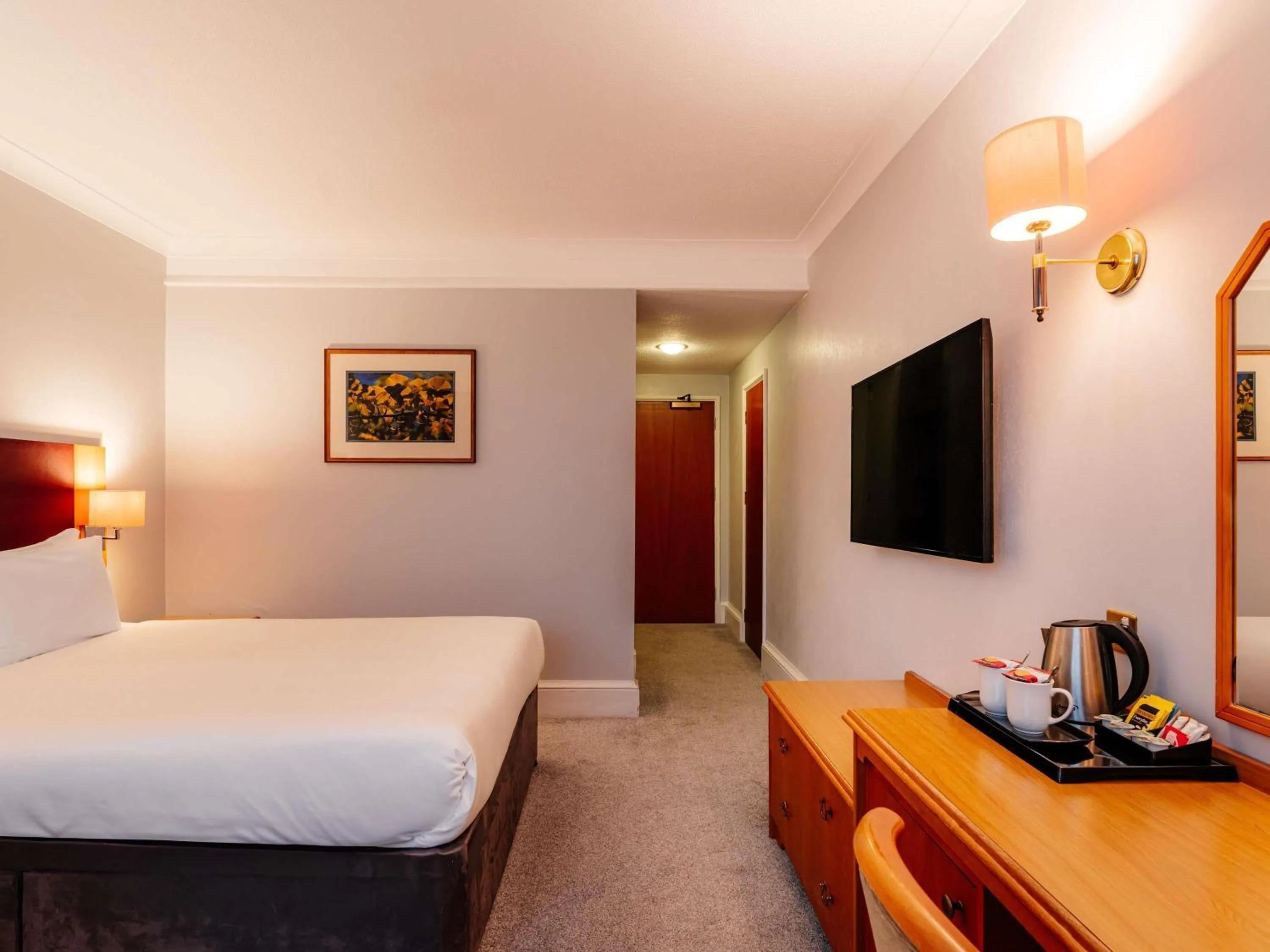 Bedroom, Bed in Mercure Daventry Court Hotel