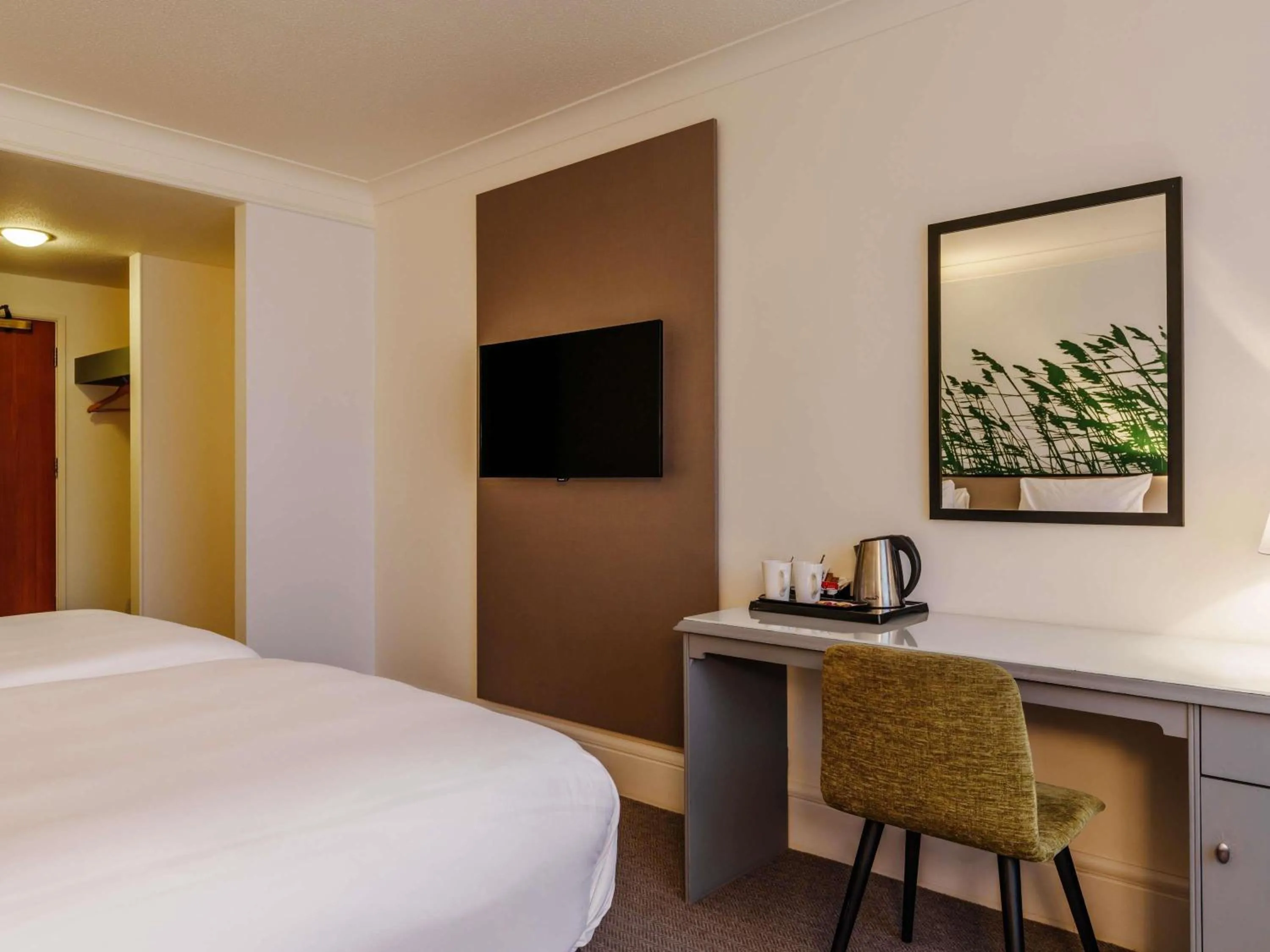 Bedroom, Bed in Mercure Daventry Court Hotel