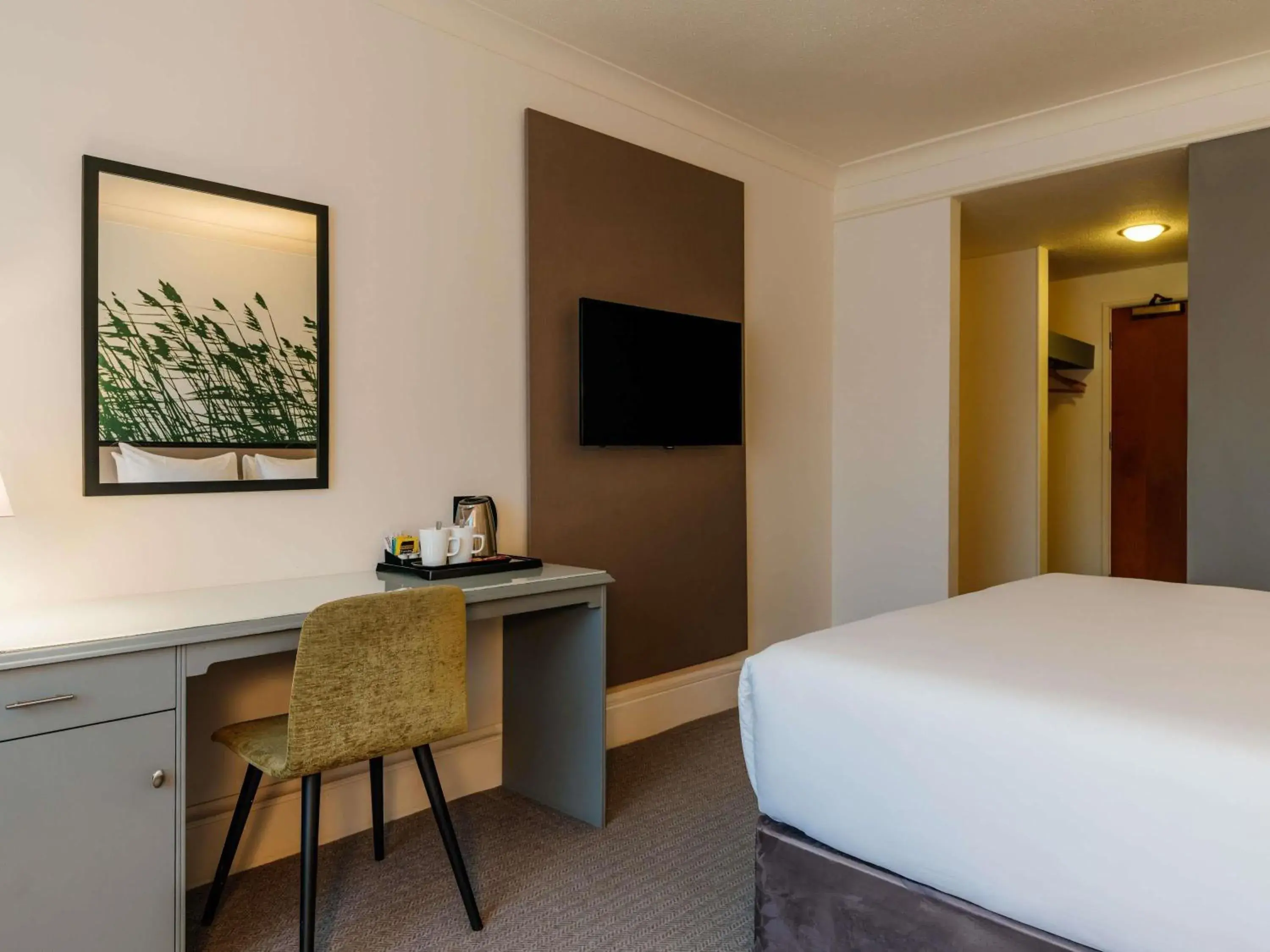 Bedroom, Bed in Mercure Daventry Court Hotel Bedroom, Bed in Mercure Daventry Court Hotel