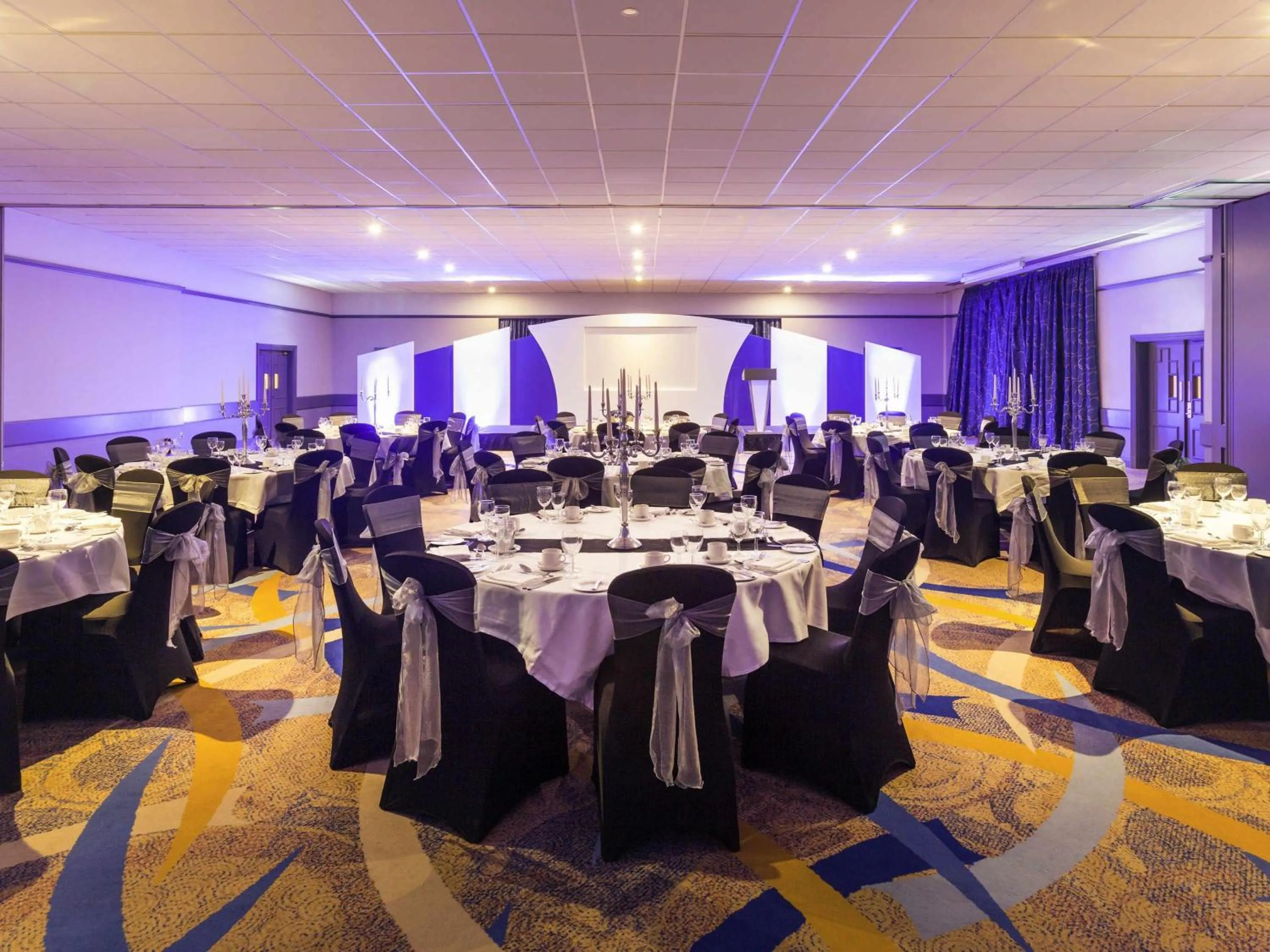 Lounge or bar in Mercure Daventry Court Hotel