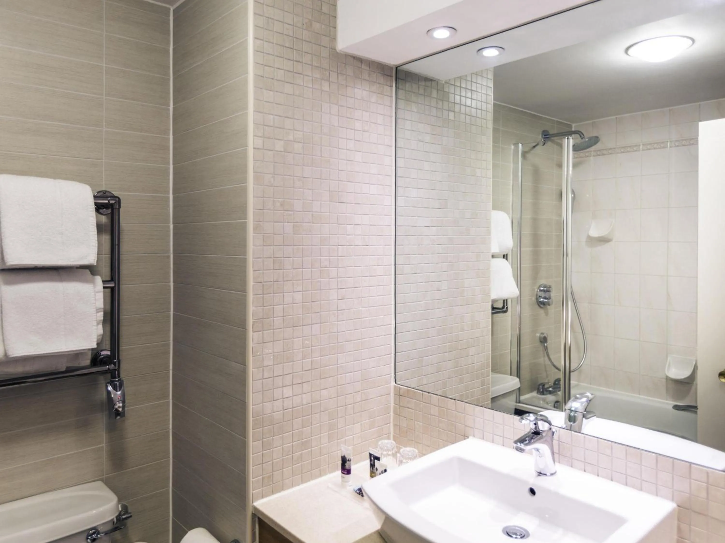 Bedroom in Mercure Daventry Court Hotel