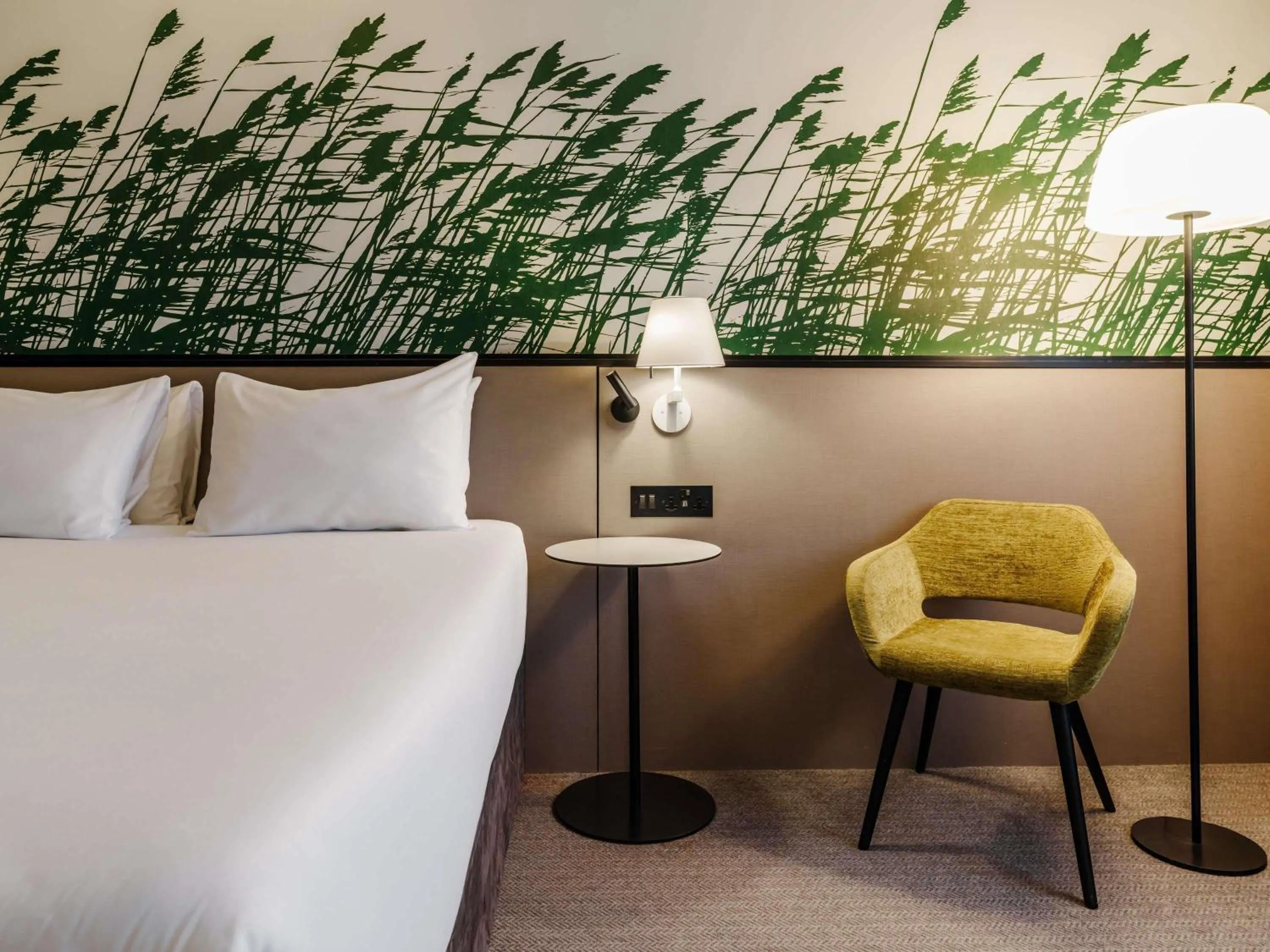 Bedroom, Bed in Mercure Daventry Court Hotel