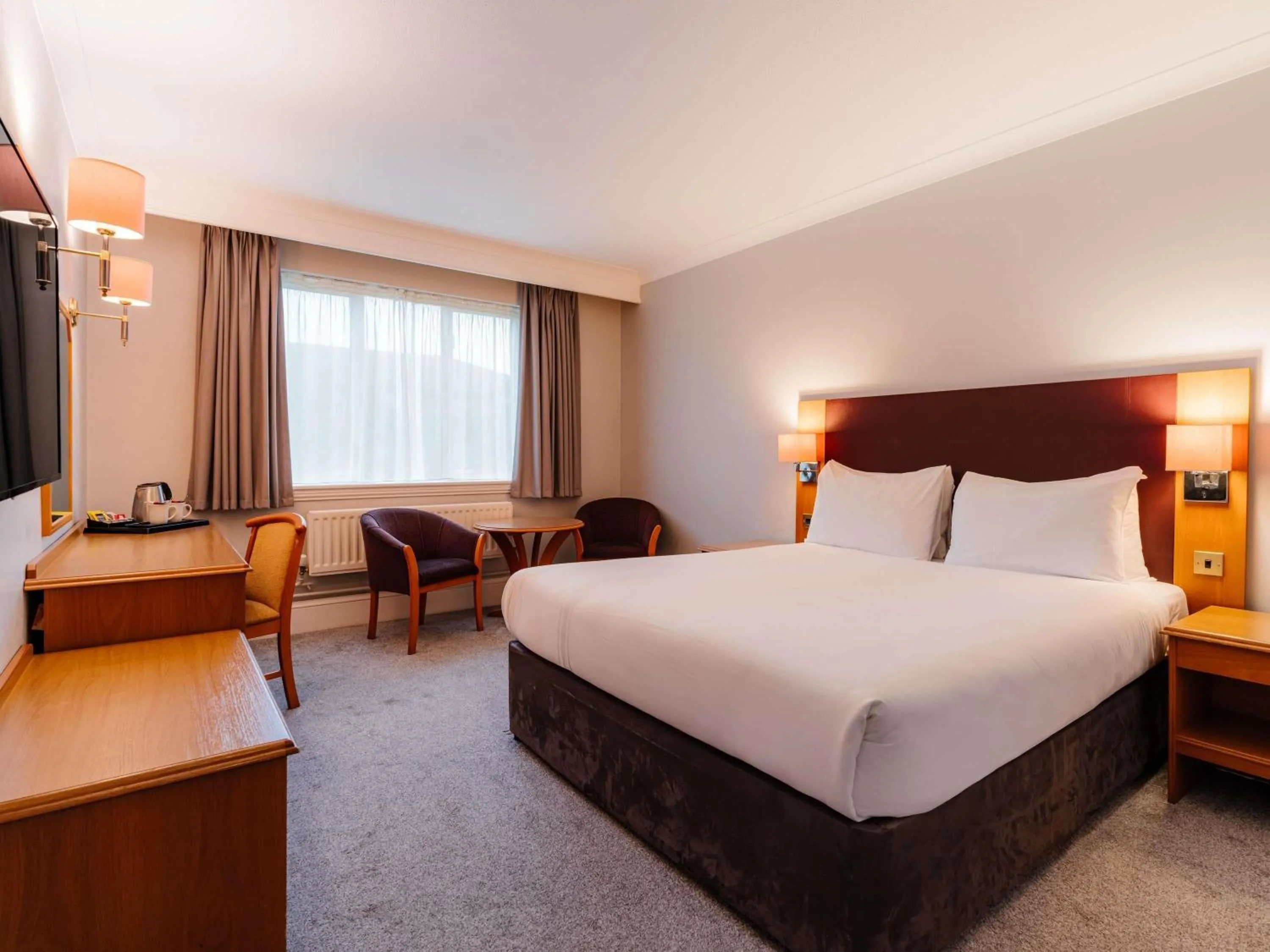 Bedroom, Bed in Mercure Daventry Court Hotel