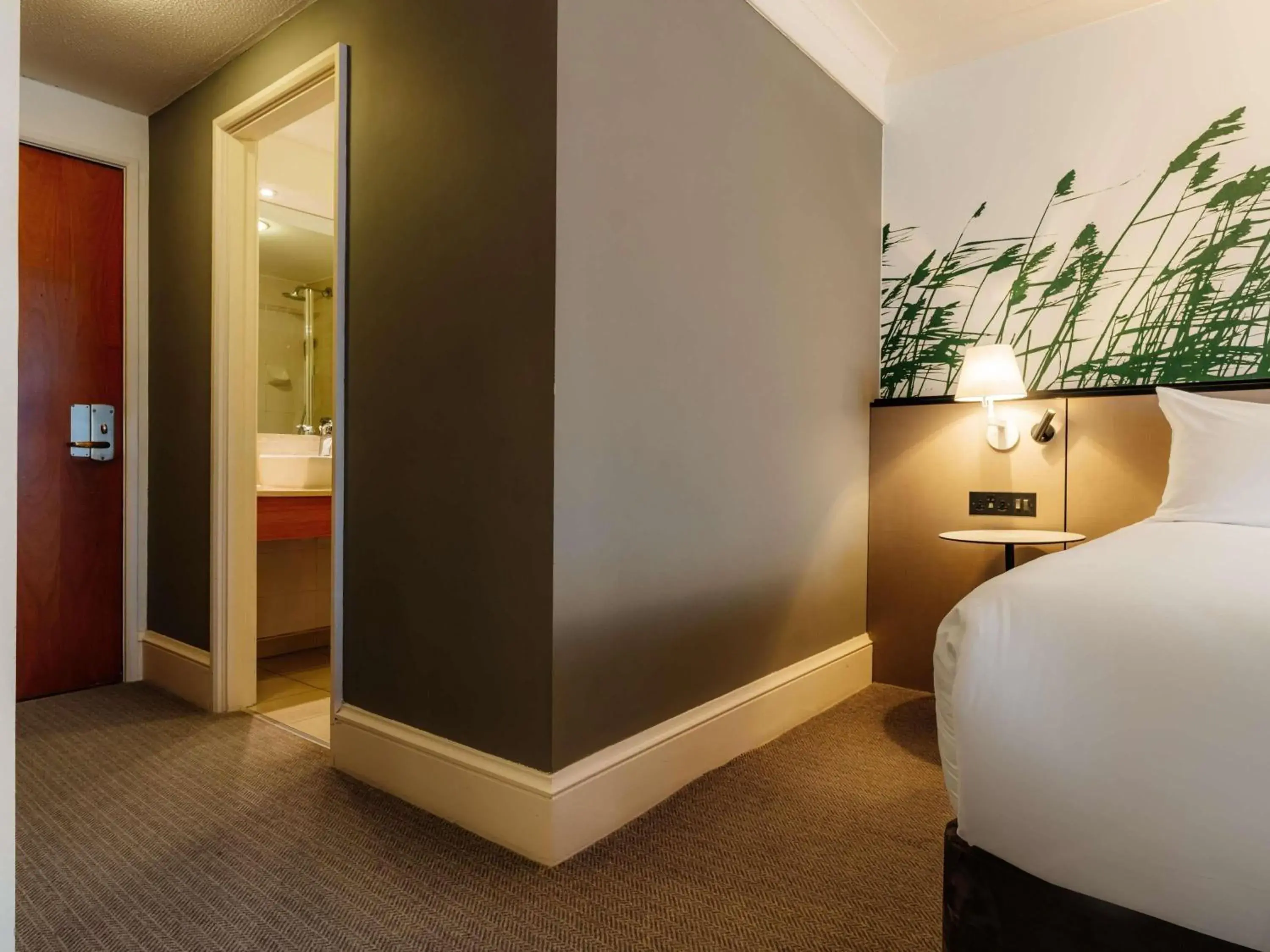 Bedroom, Bed in Mercure Daventry Court Hotel Bedroom, Bed in Mercure Daventry Court Hotel