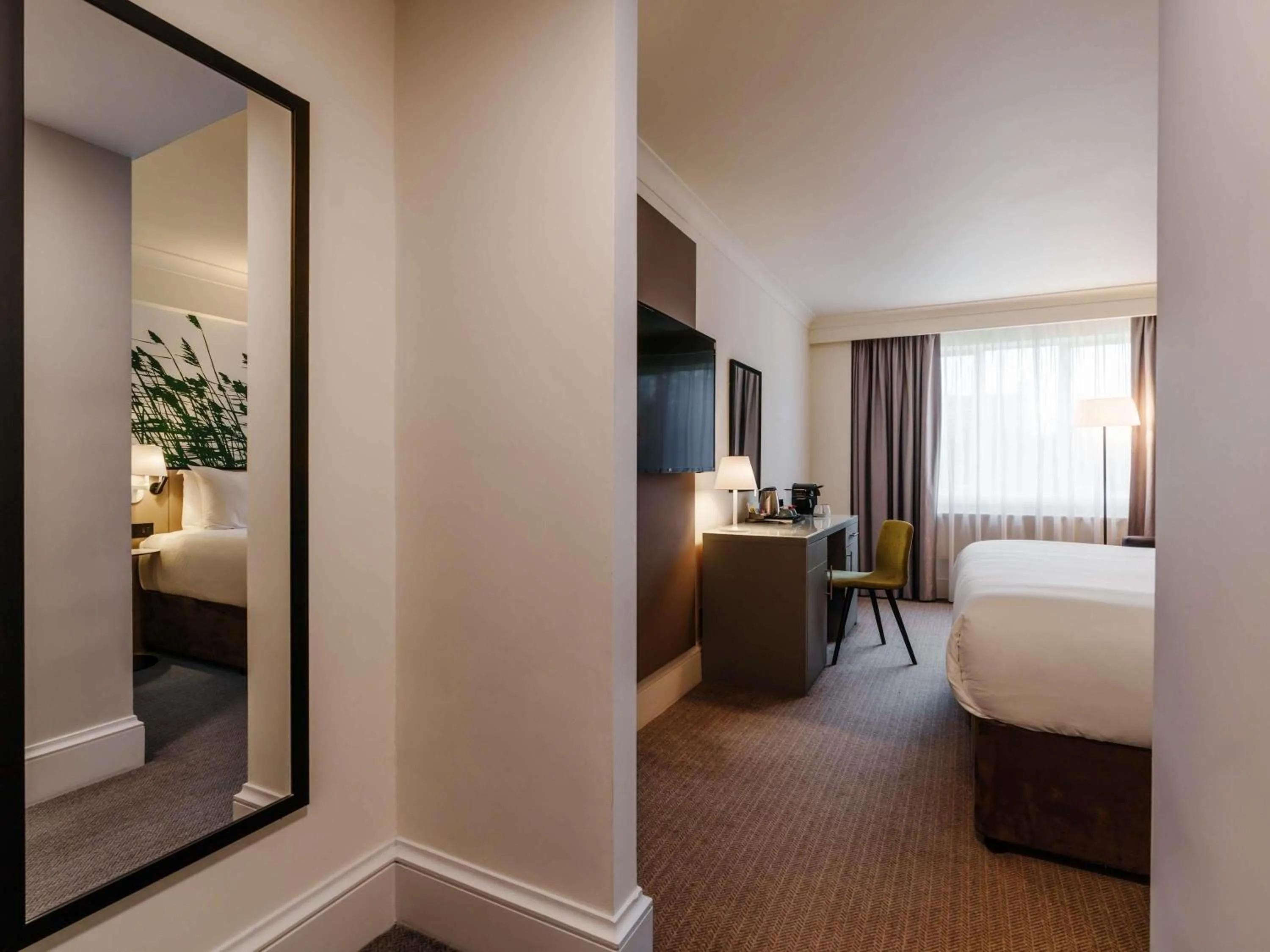 Bedroom, Bed in Mercure Daventry Court Hotel