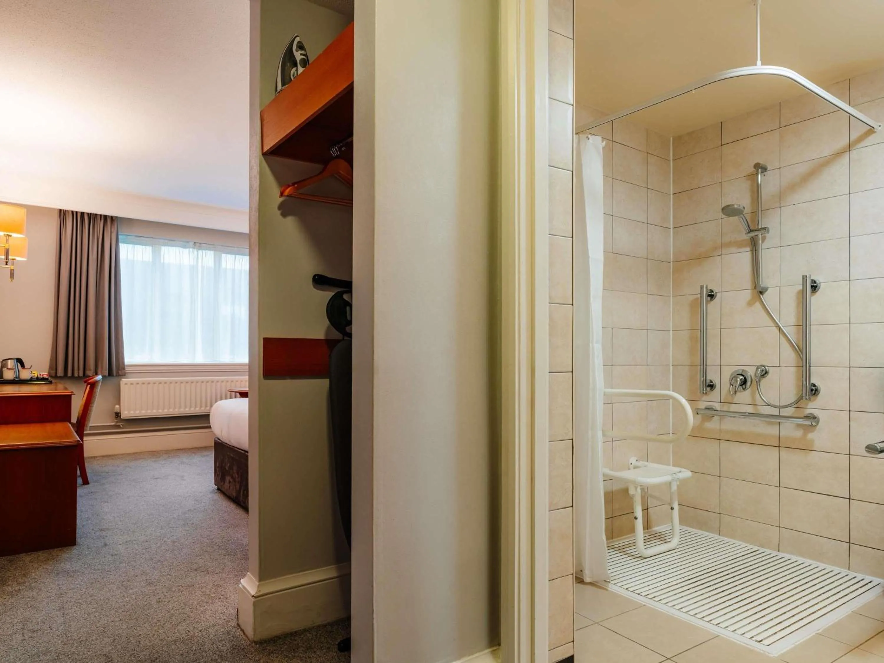 Bedroom in Mercure Daventry Court Hotel