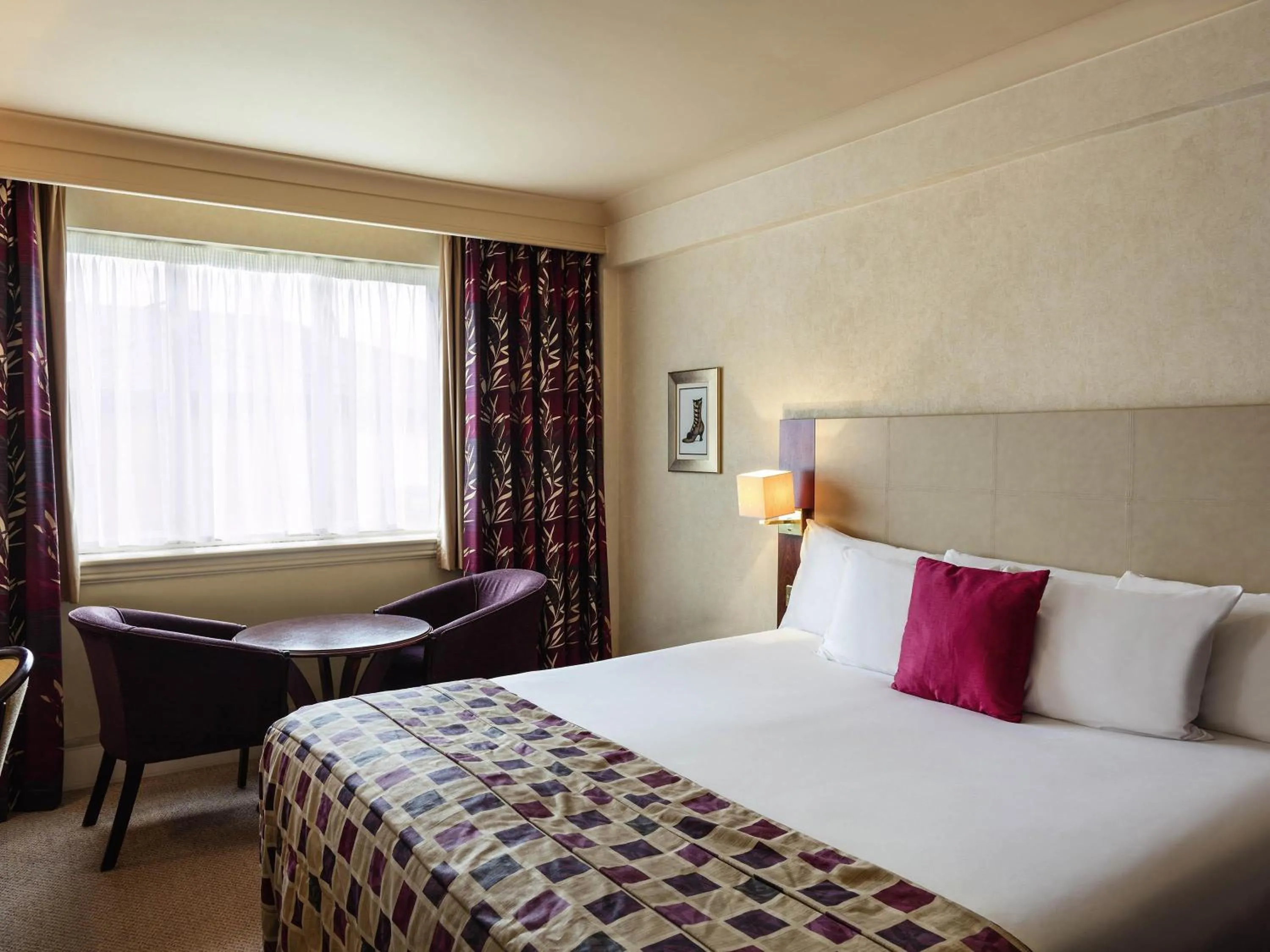 Property building, Bed in Mercure Daventry Court Hotel