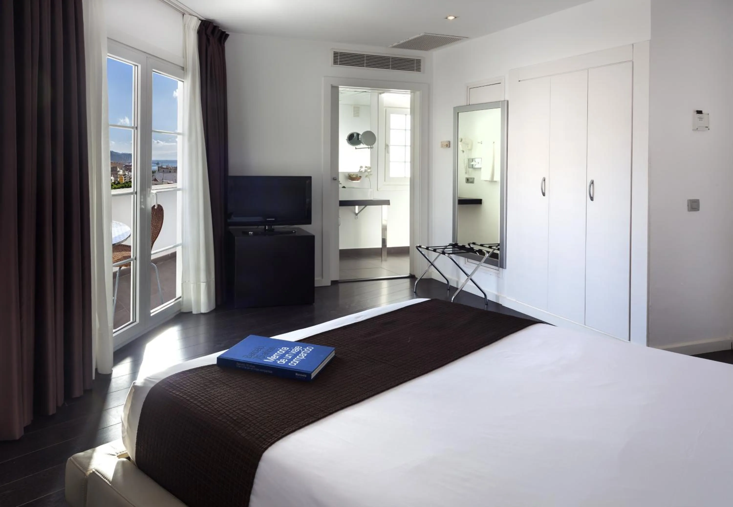 Double or Twin Room with Balcony in Occidental Santa Cruz Contemporáneo