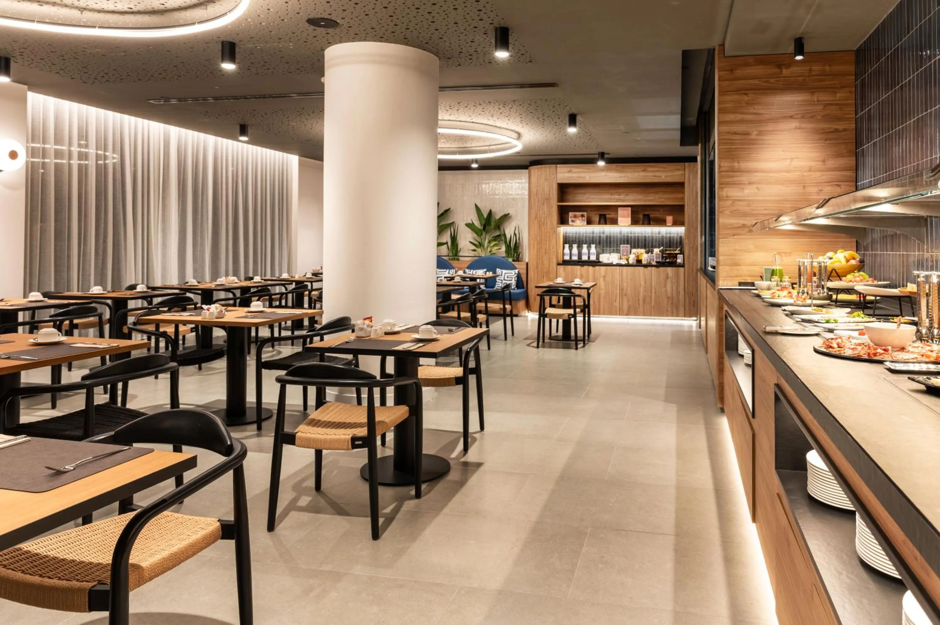 Restaurant/places to eat in Barceló Santa Cruz Contemporáneo