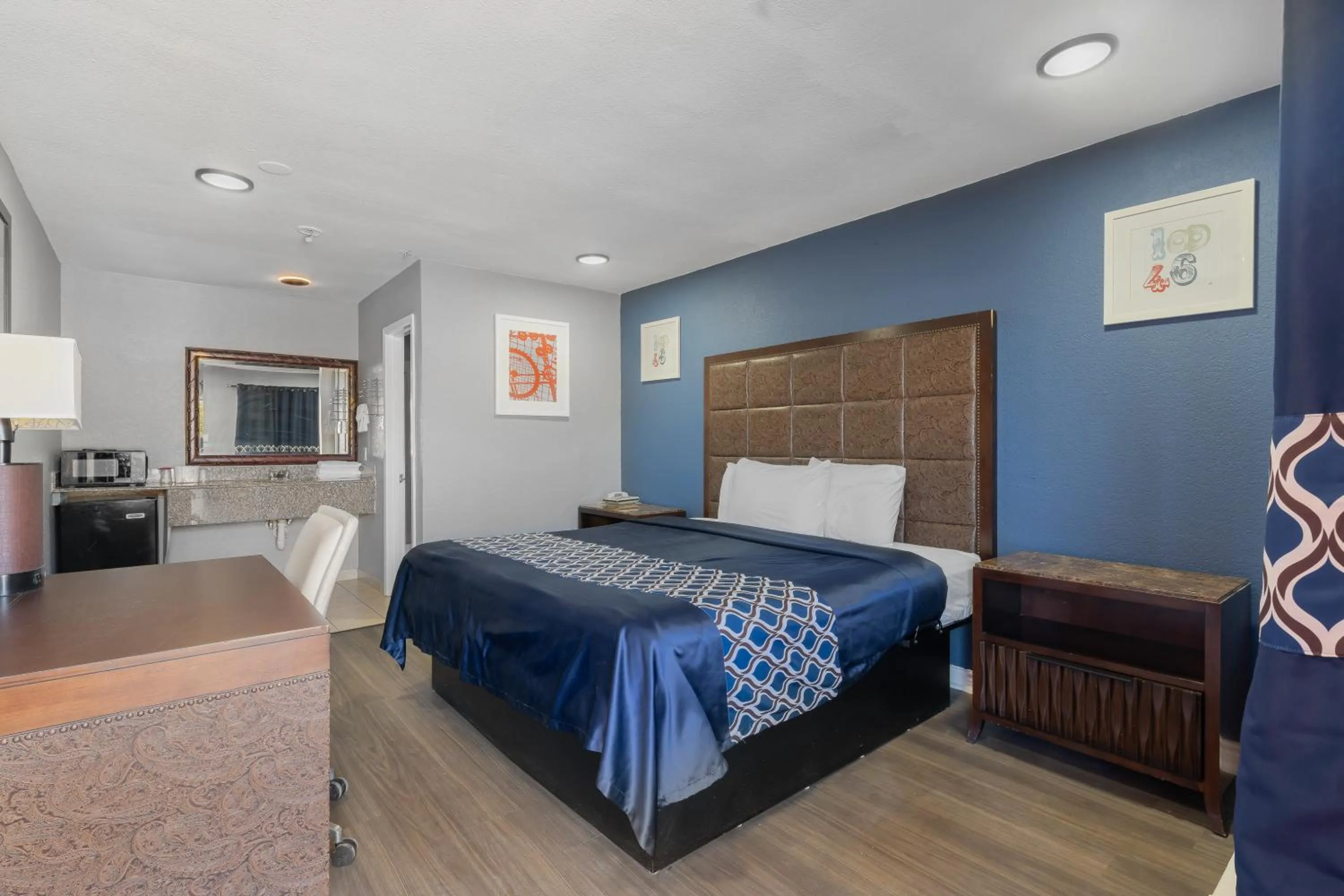 Bed in Golden Inn Dallas by Hotel O