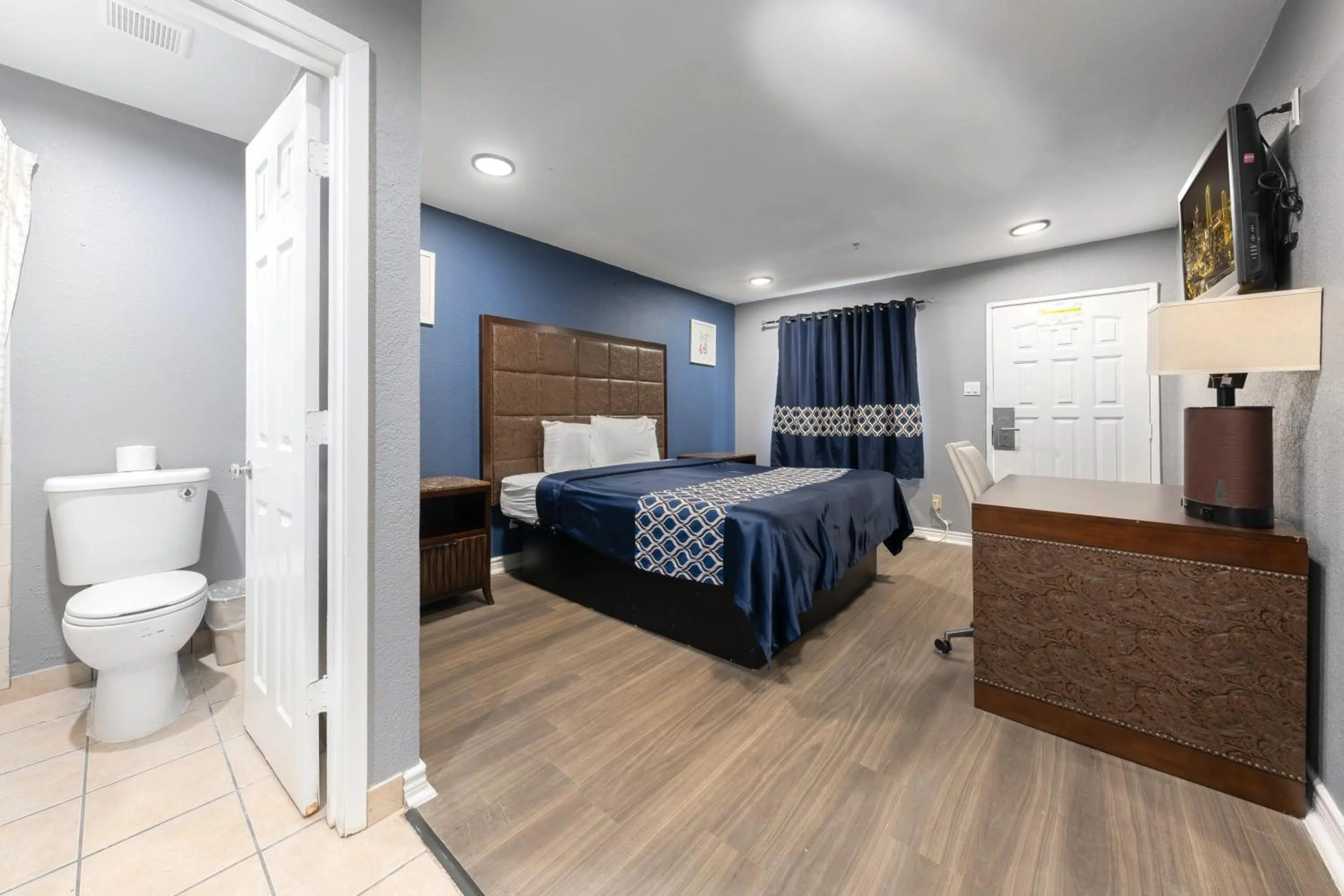 Bathroom, Bed in Golden Inn Dallas by Hotel O