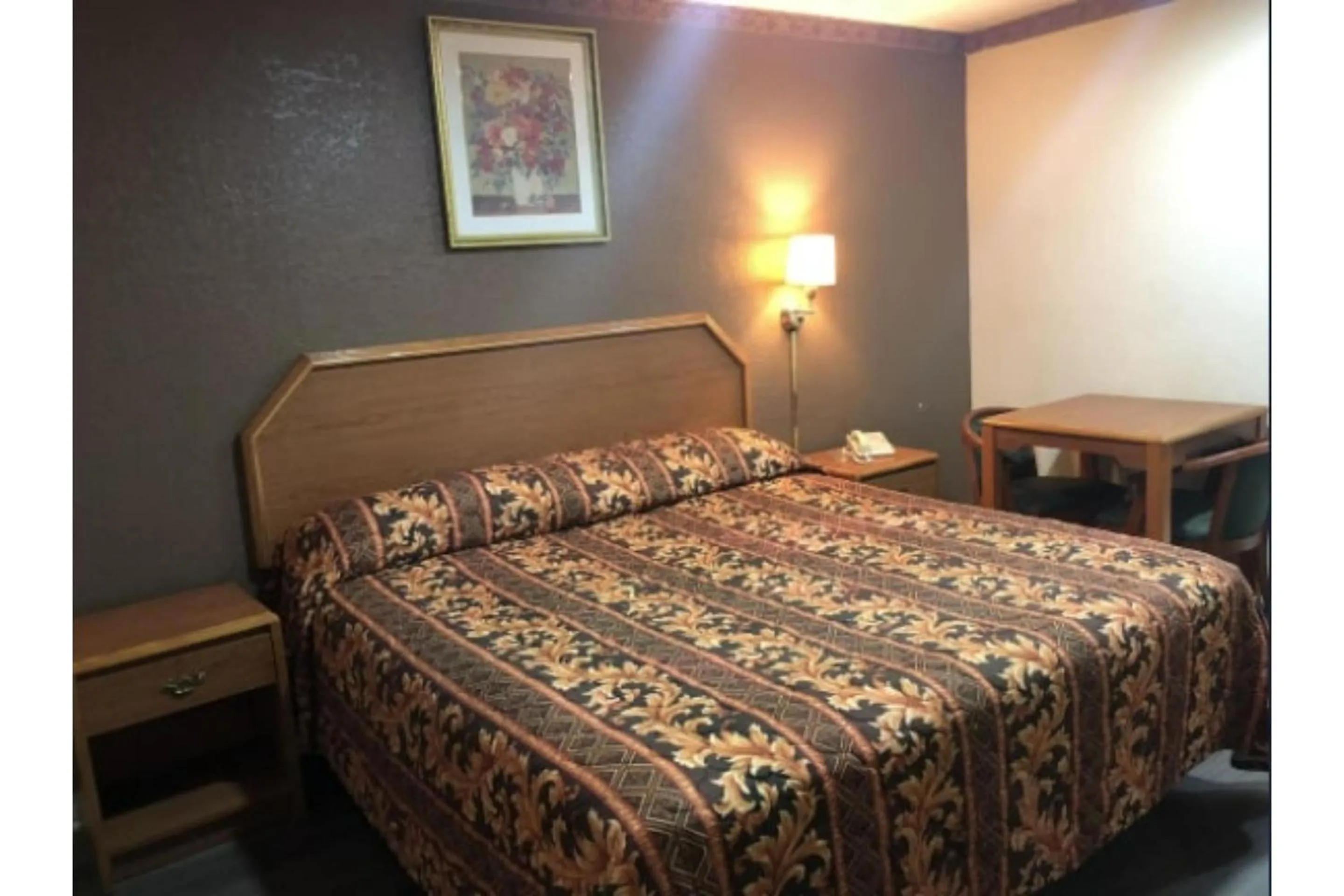 Bedroom, Bed in Golden Inn Dallas by Hotel O