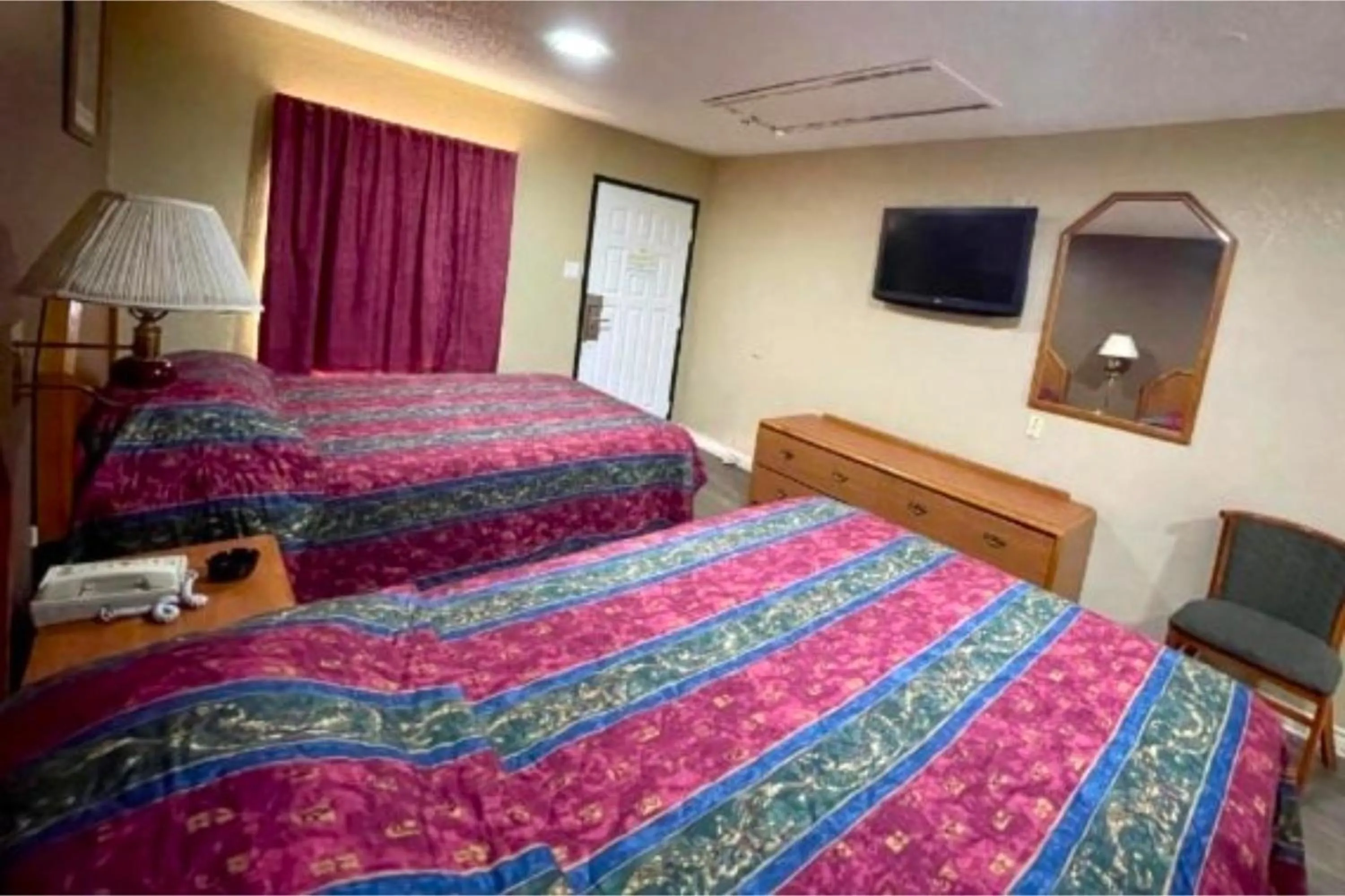 Bedroom, Bed in Golden Inn Dallas by Hotel O