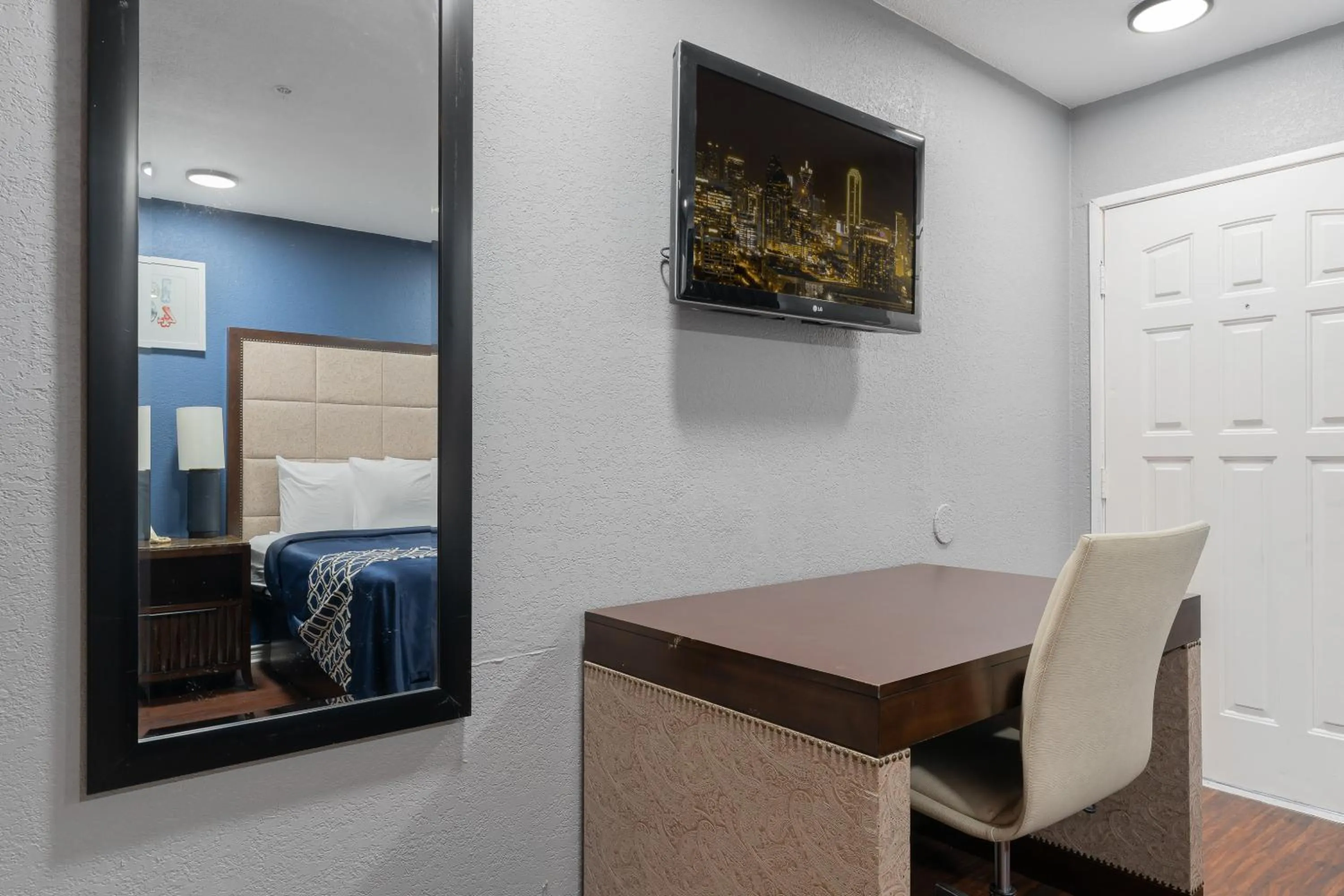 TV and multimedia in Golden Inn Dallas by Hotel O