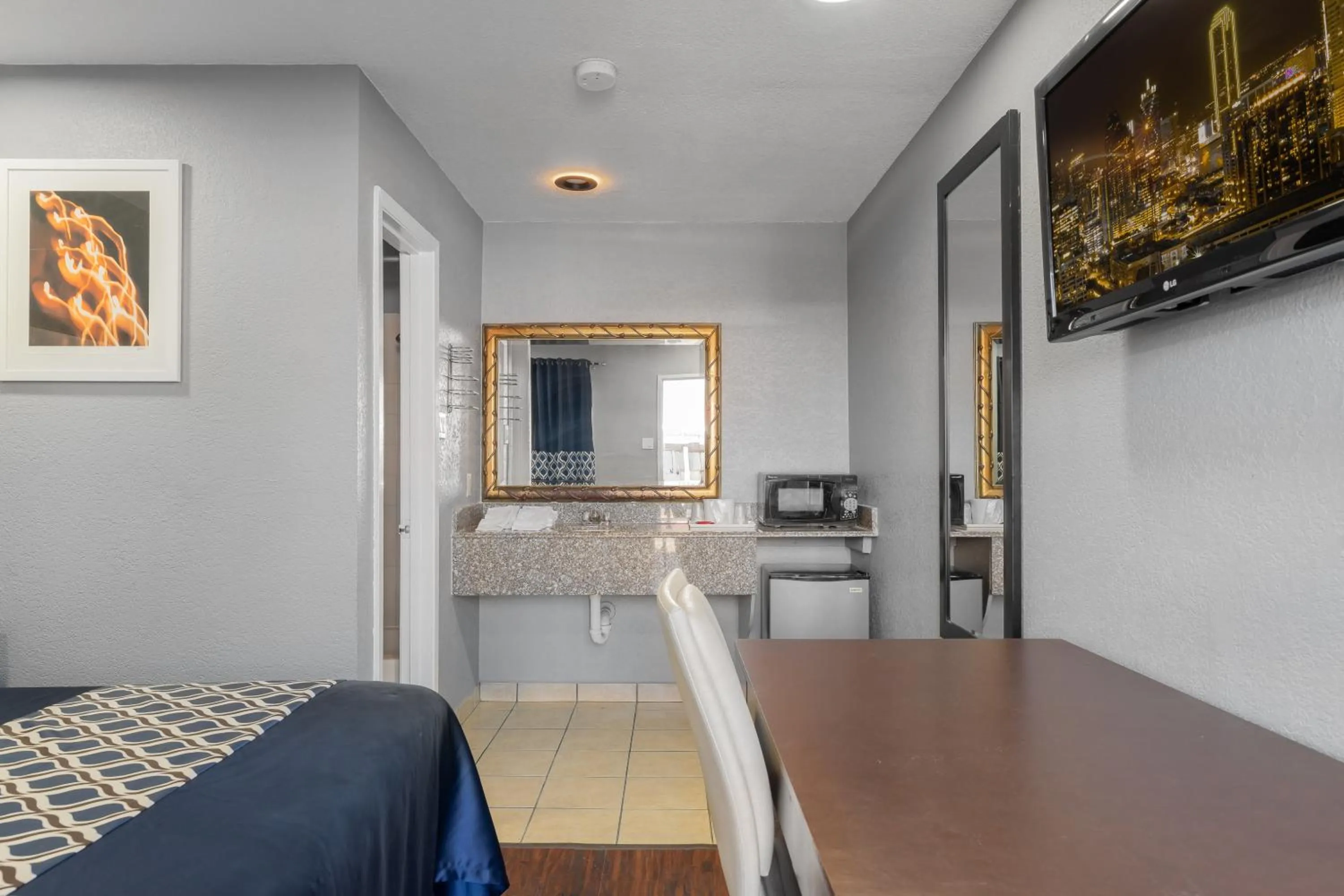 TV and multimedia, Bed in Golden Inn Dallas by Hotel O