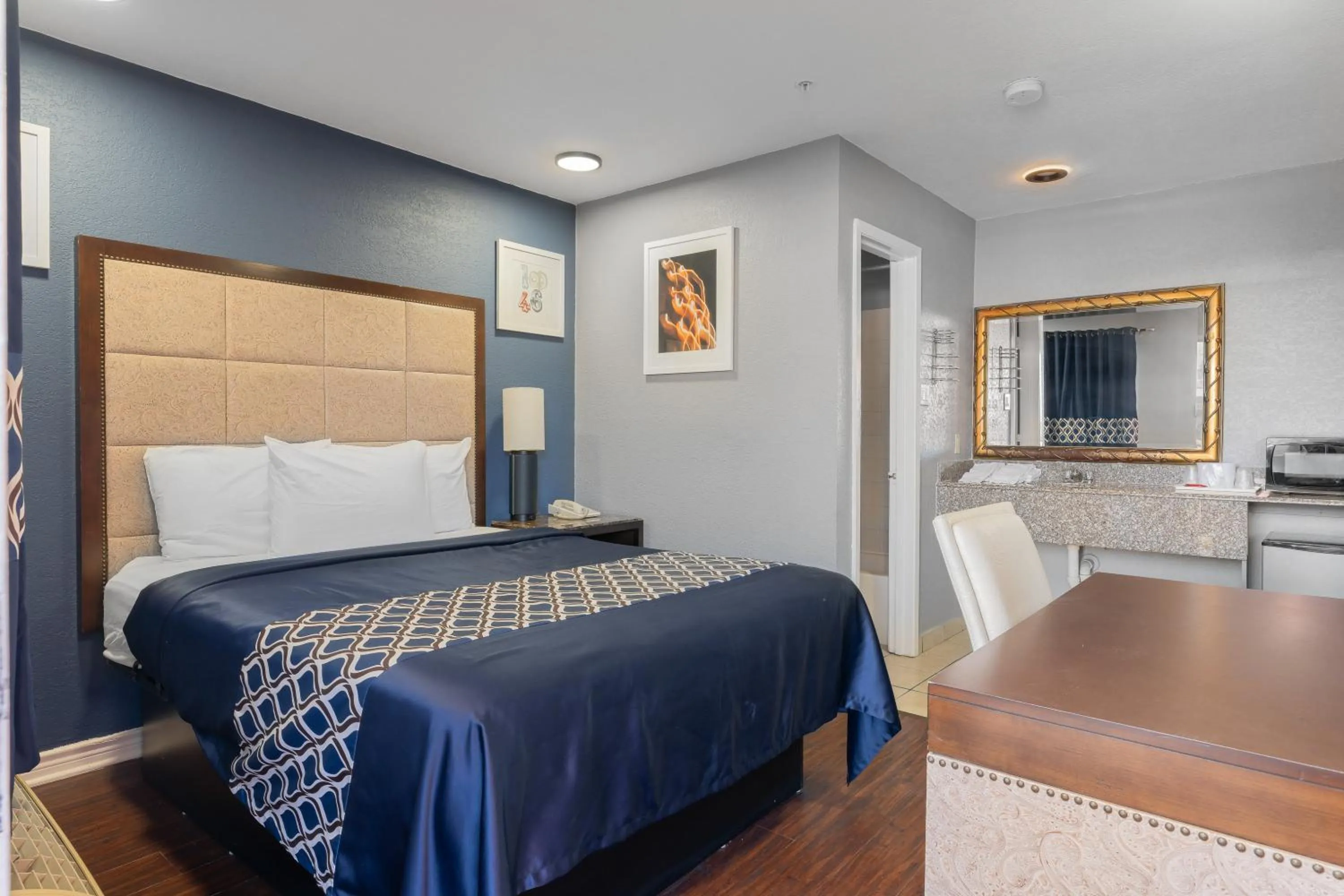 Bed in Golden Inn Dallas by Hotel O