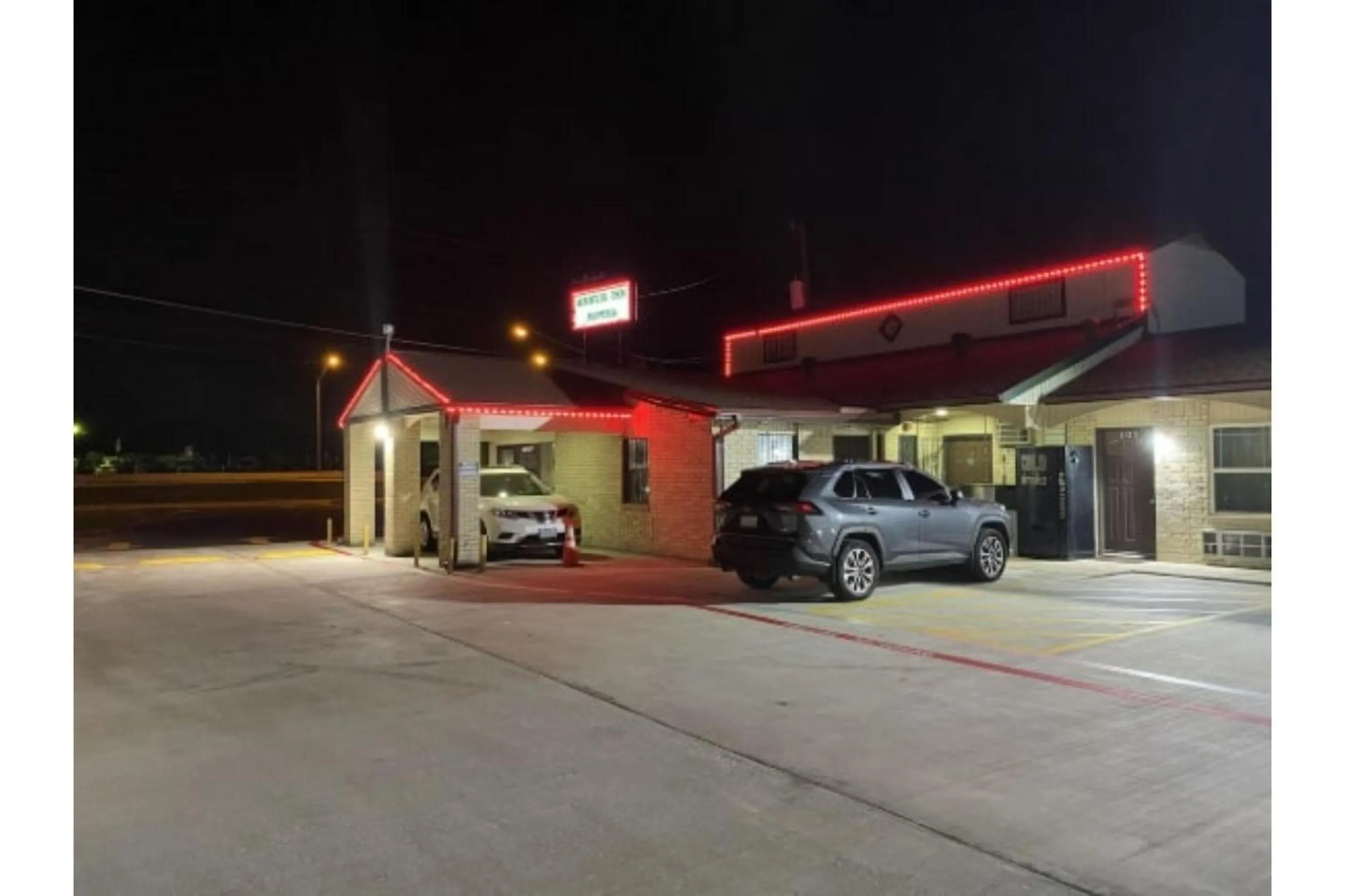 Parking in Golden Inn Dallas by Hotel O