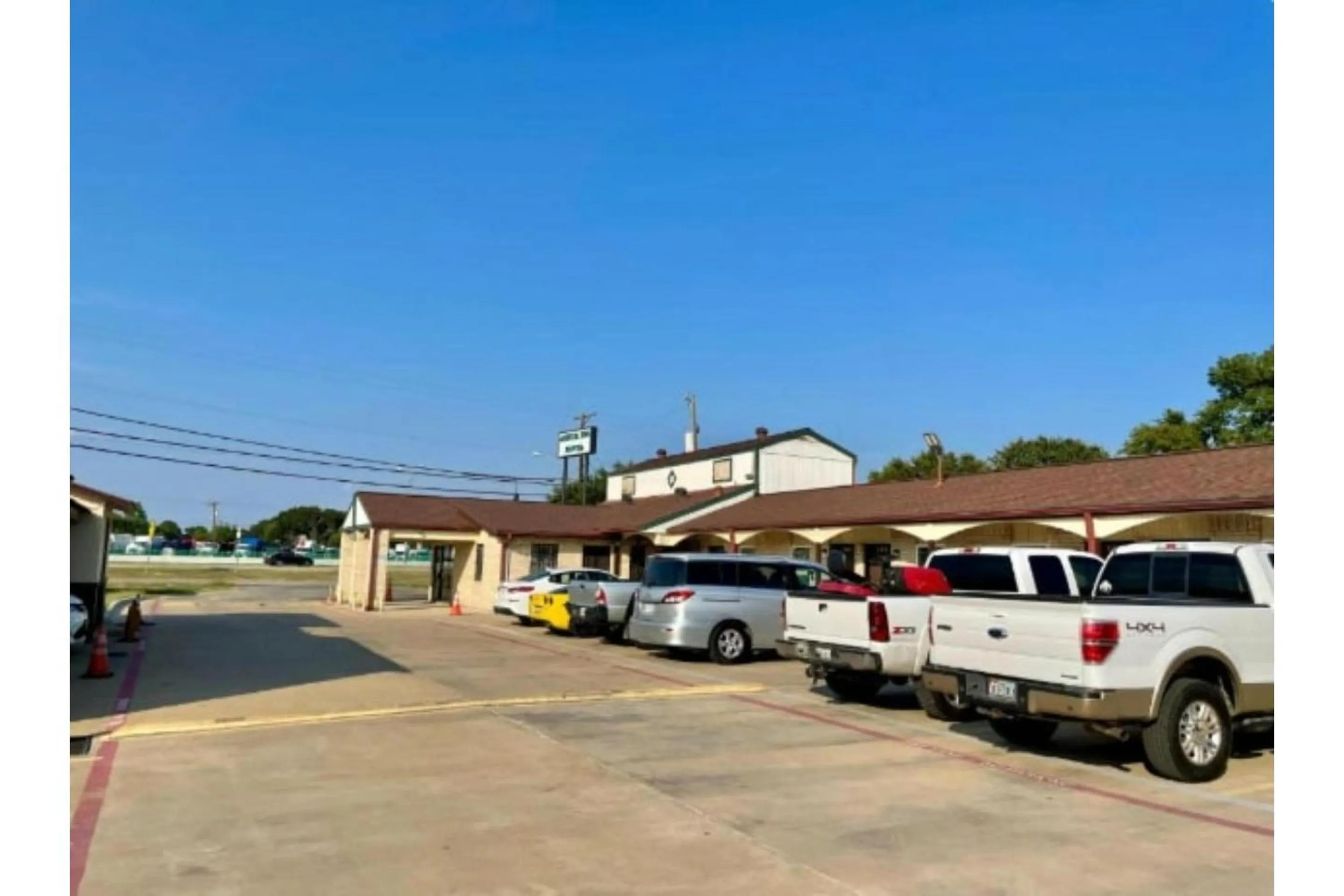 Parking in Golden Inn Dallas by Hotel O