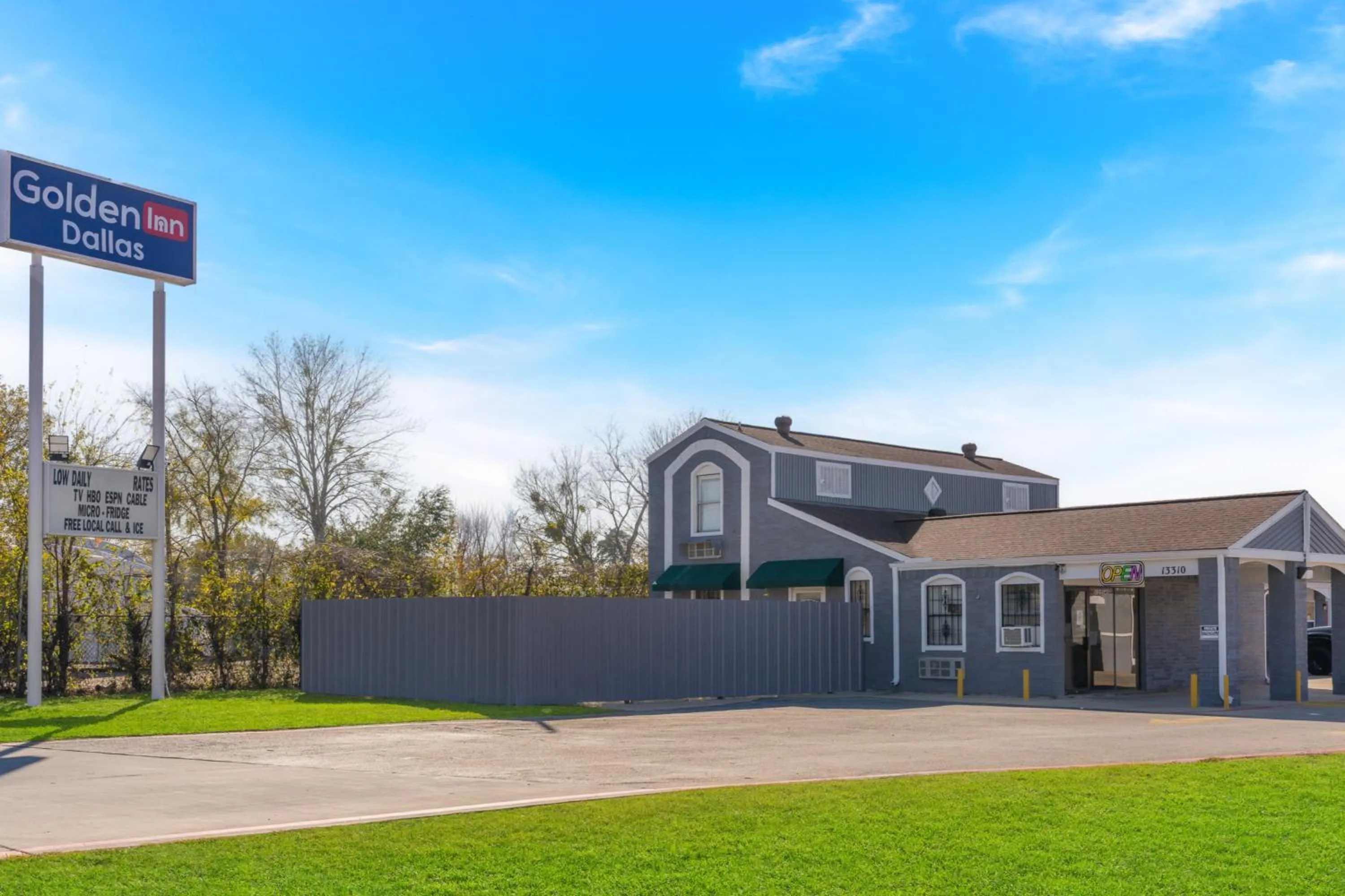 Facade/entrance in Golden Inn Dallas by Hotel O