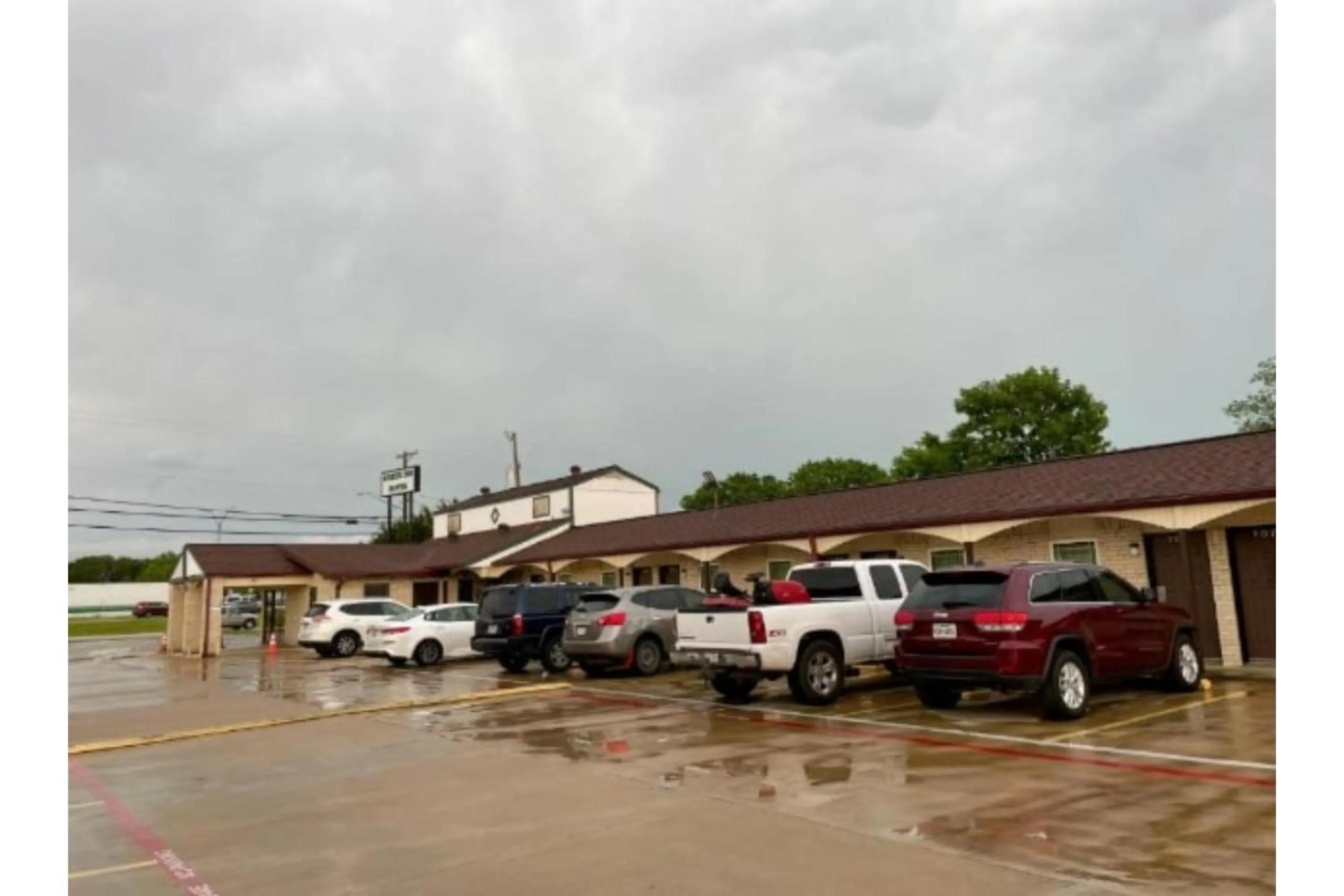 Parking in Golden Inn Dallas by Hotel O