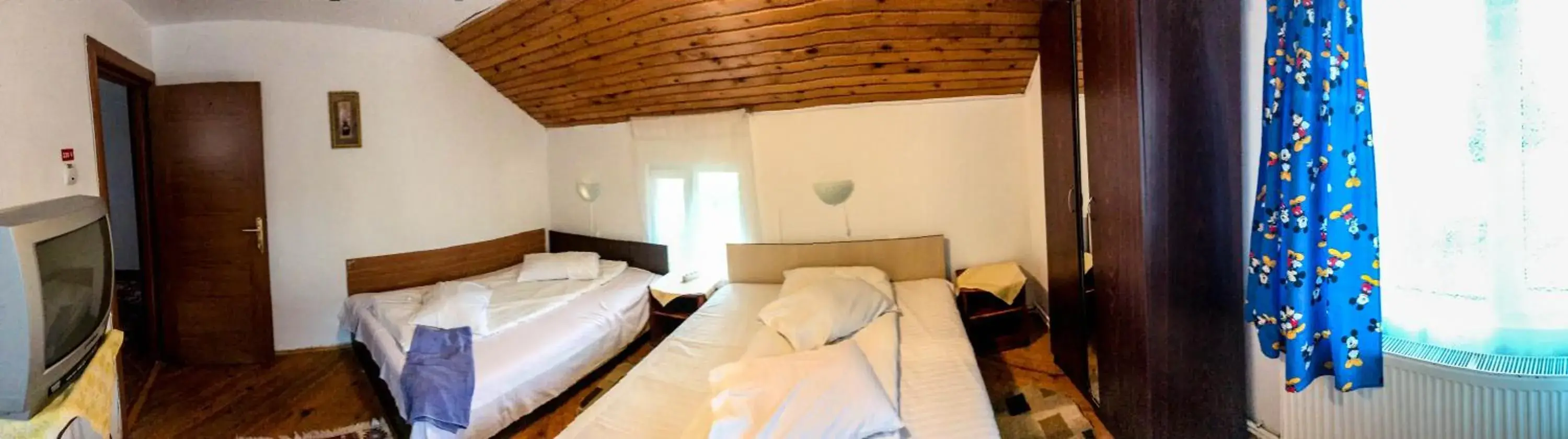 Quadruple Room with Bathroom in vila strugurelu hostel Quadruple Room with Bathroom in vila strugurelu hostel