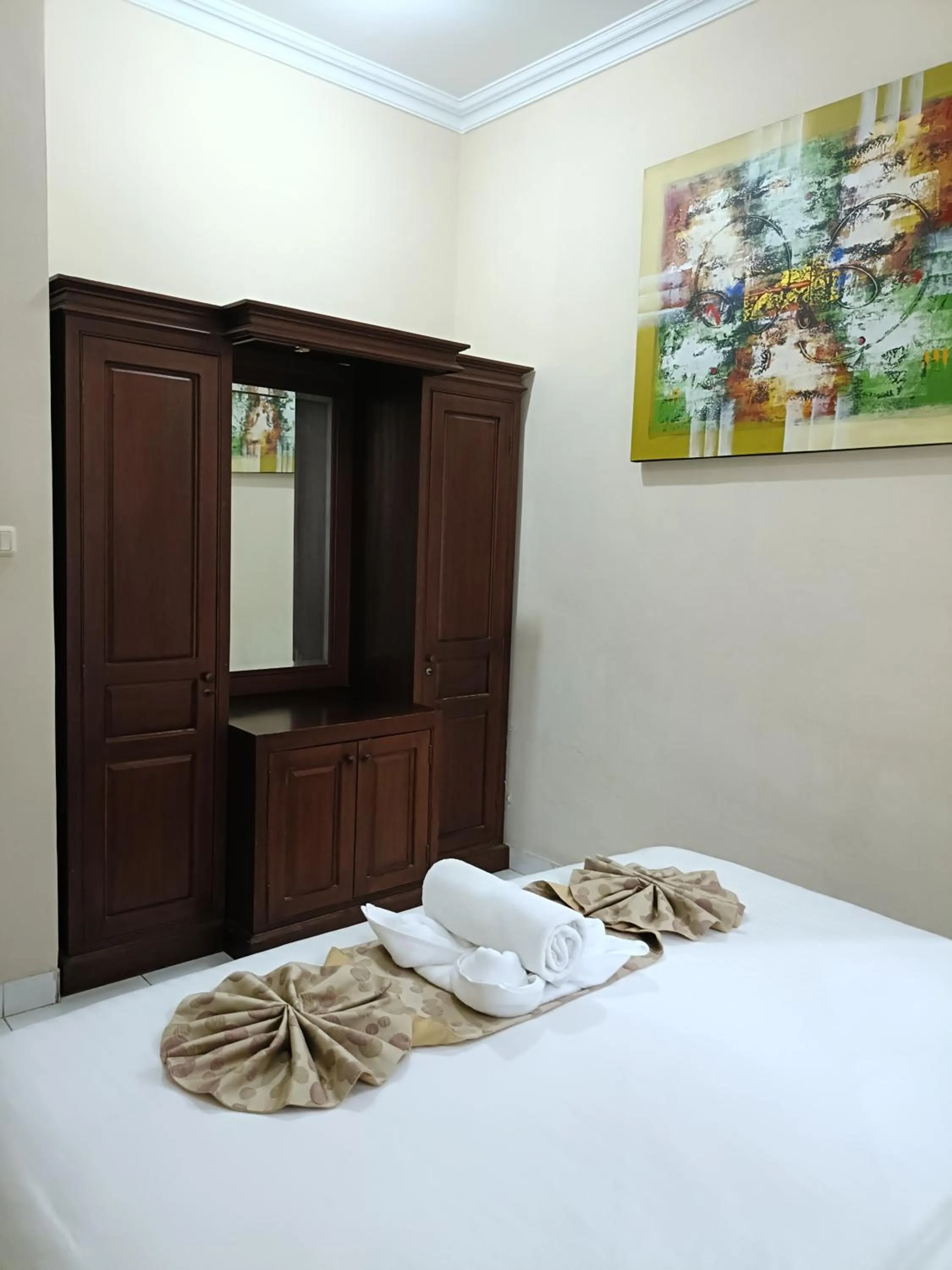 wardrobe, Bed in Ngetis Home Stay