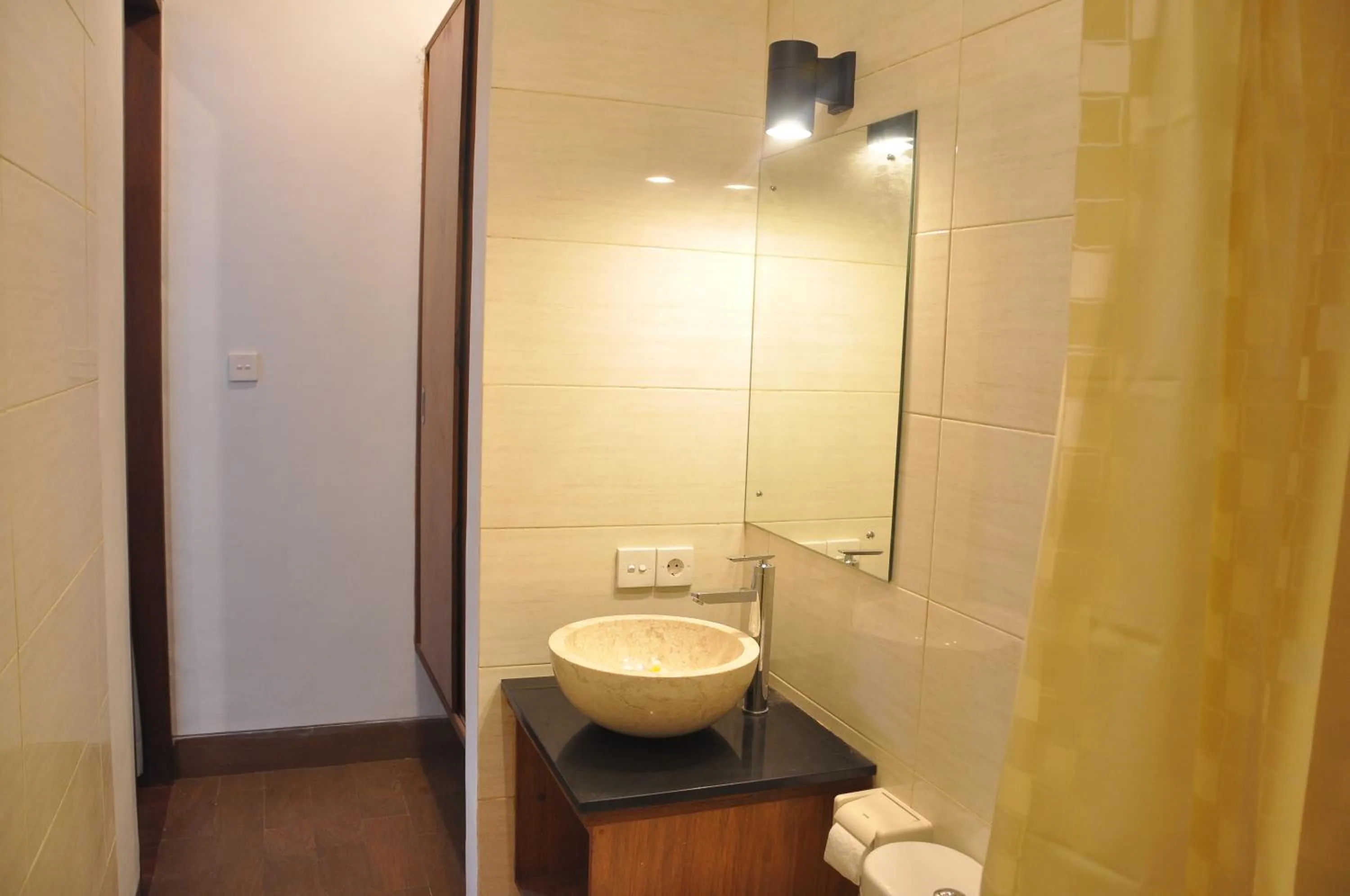 Toilet in Ngetis Home Stay