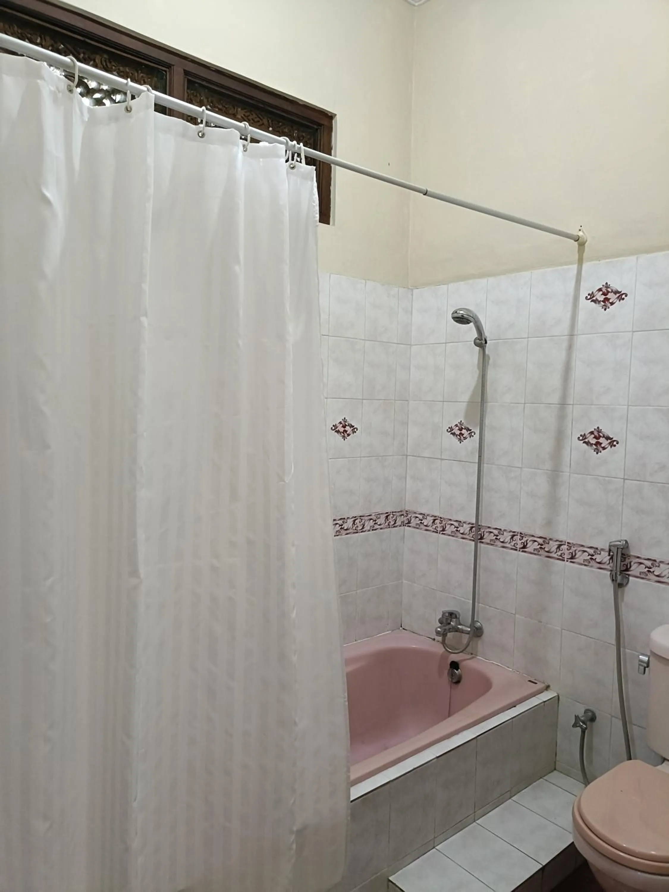 Bath in Ngetis Home Stay